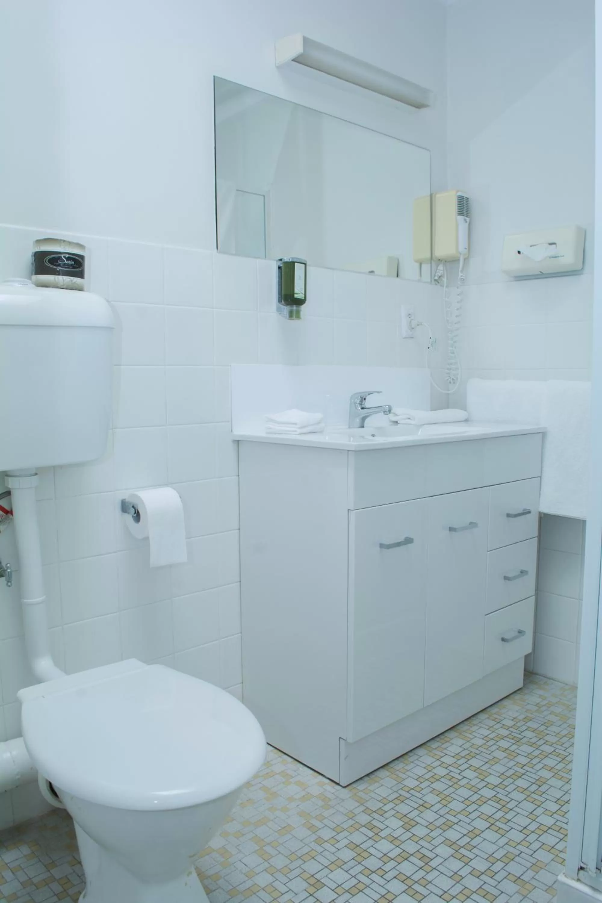 Bathroom in Alexander Motor Inn