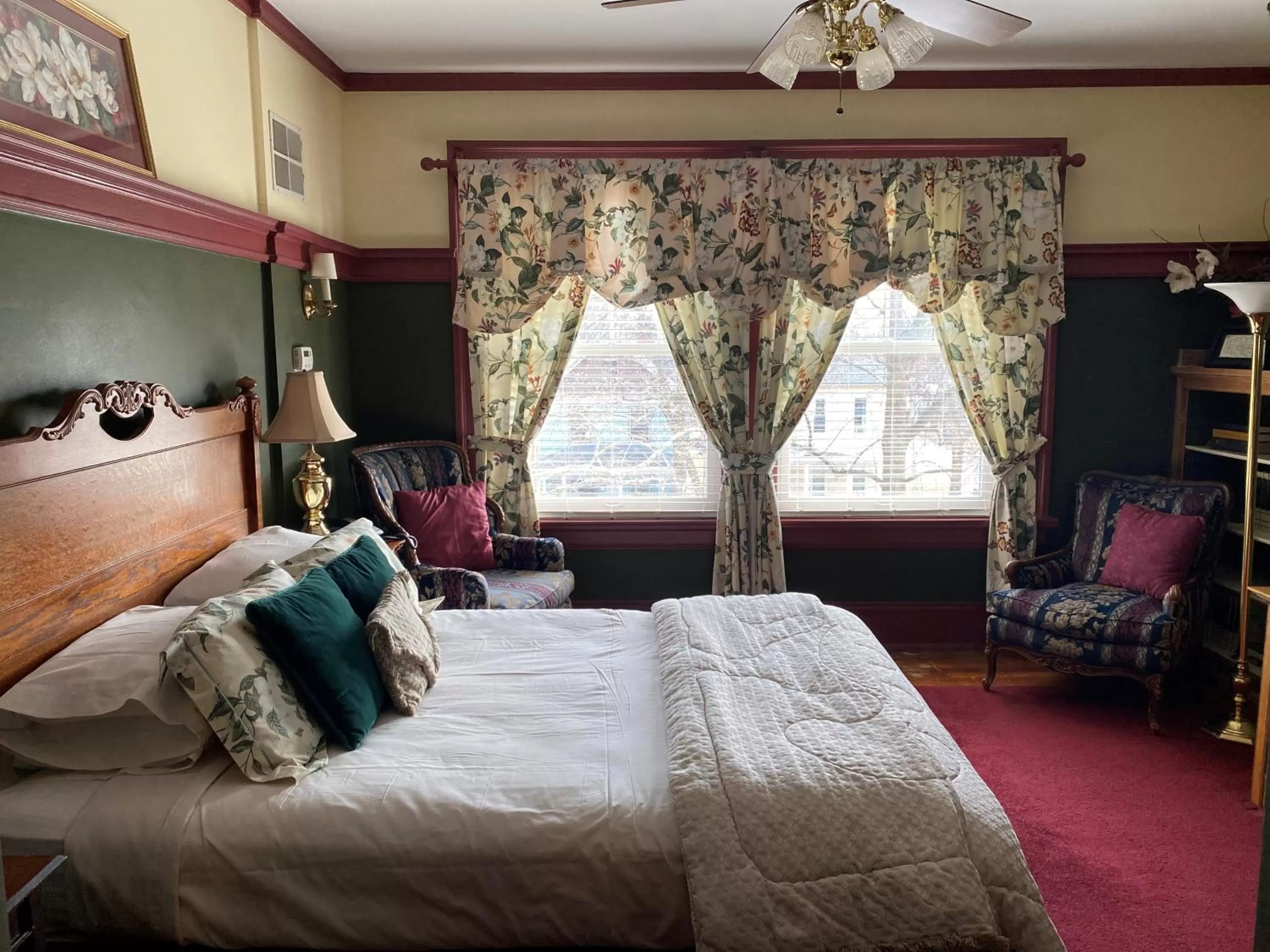 Standard Queen Room in Inn at 835 Boutique Hotel