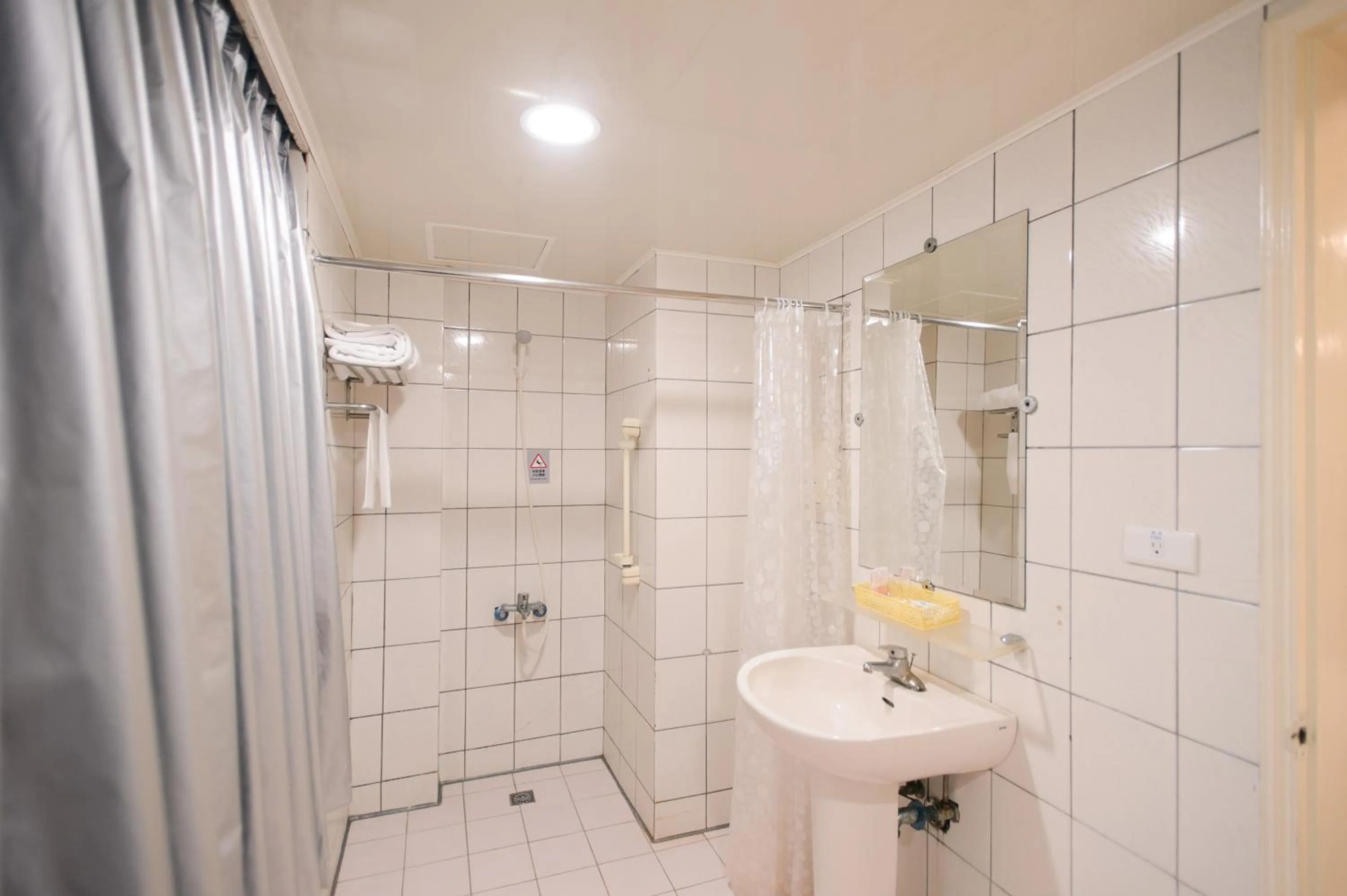 Shower in Duke Business Hotel