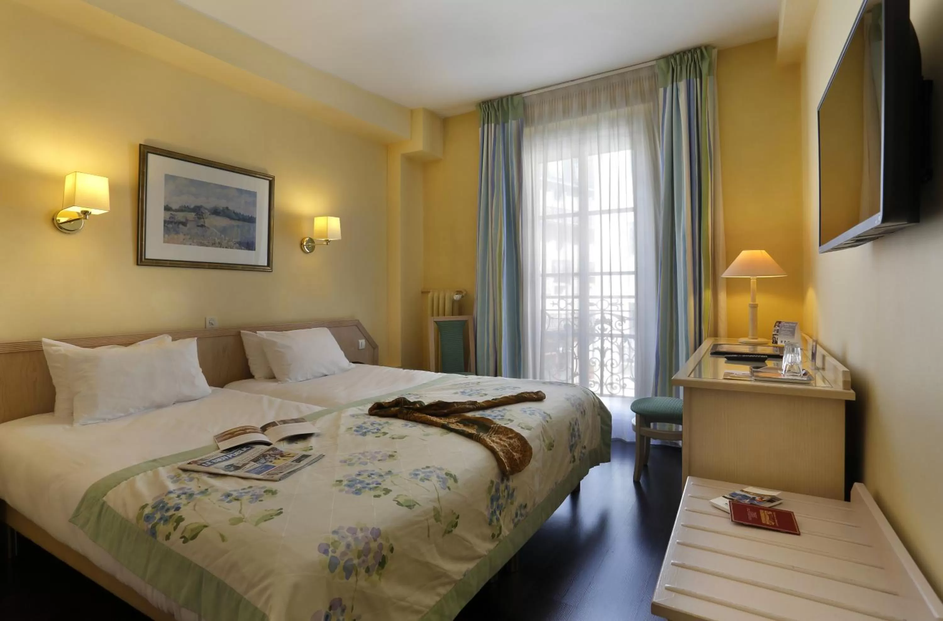 Superior Twin Room in Logis Hotel Darcy Dijon Centre