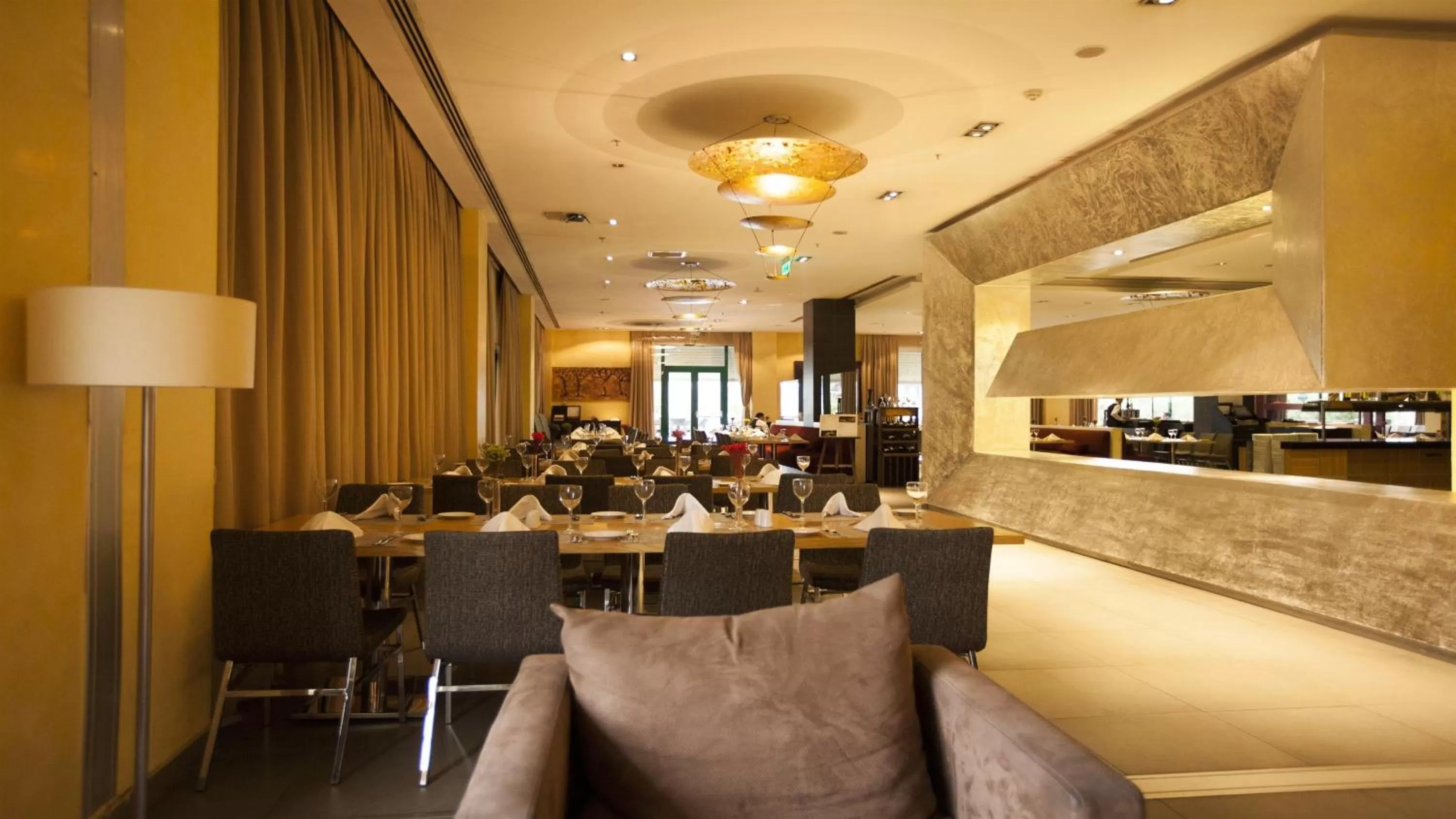 Restaurant/Places to Eat in Nova Plaza Prime Hotel