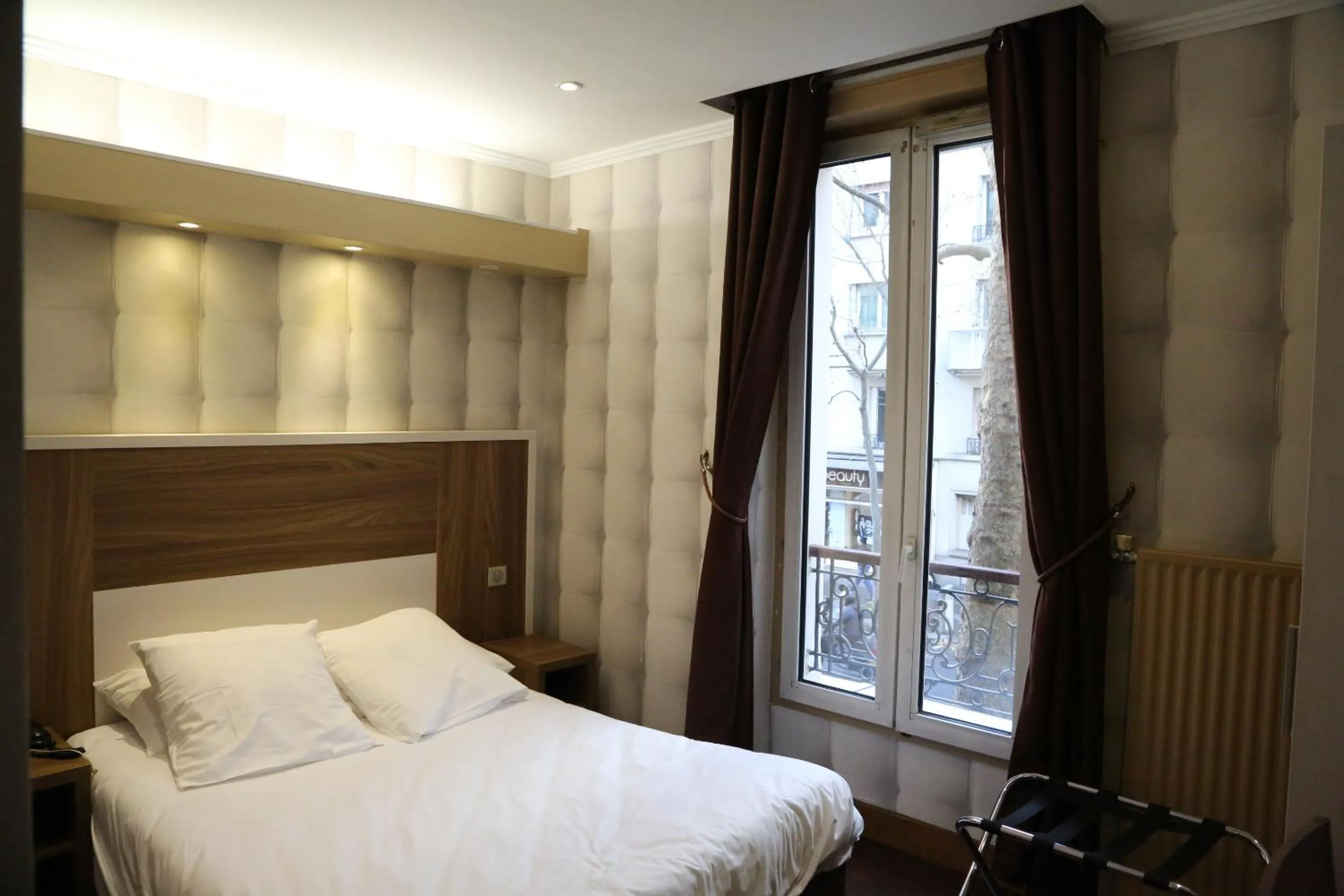 Bedroom, Bed in Grand Hotel Nouvel Opera