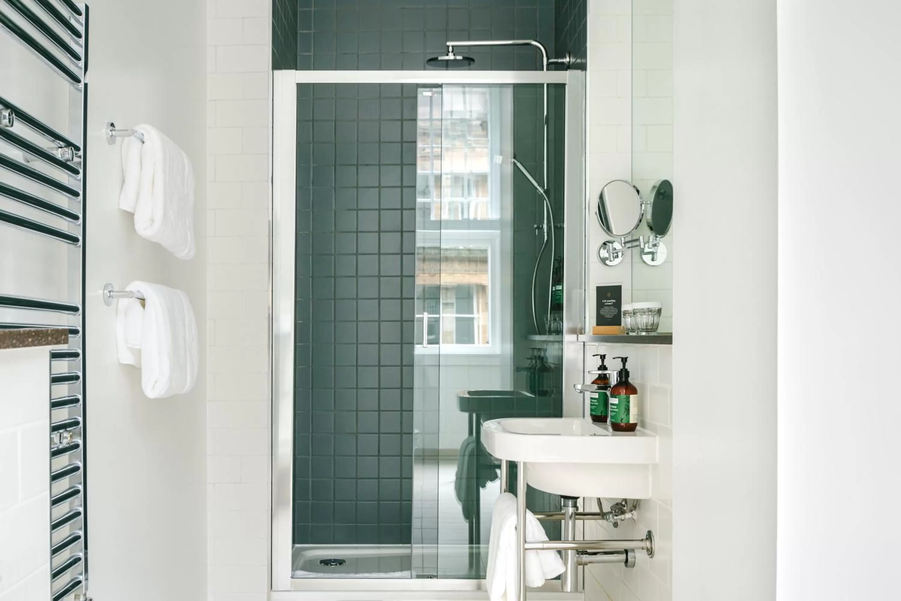 Photo of the whole room in voco Grand Central Glasgow by IHG