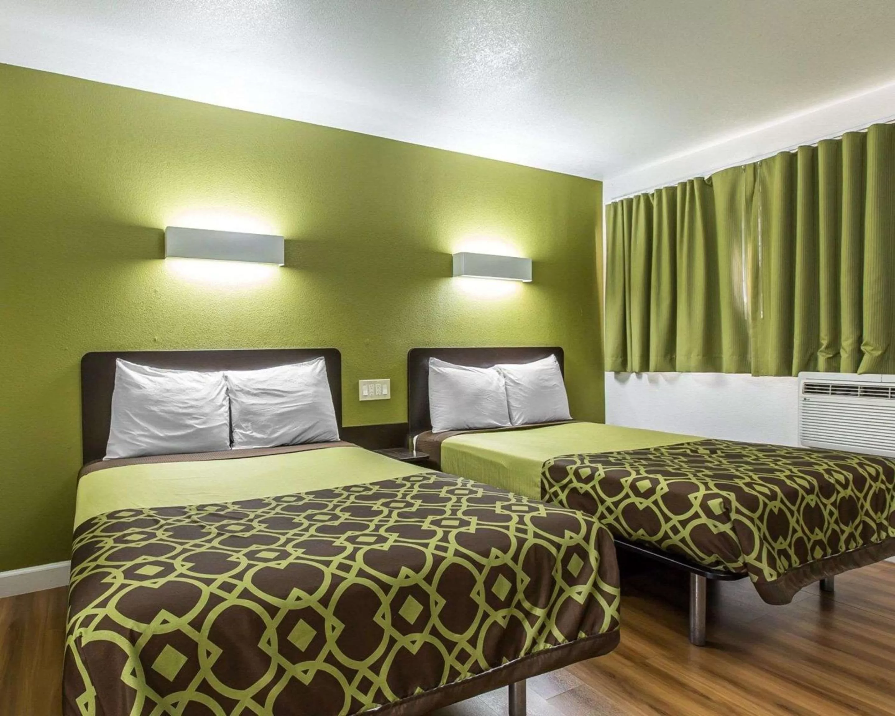 Photo of the whole room, Bed in Rodeway Inn Downtown Hanford