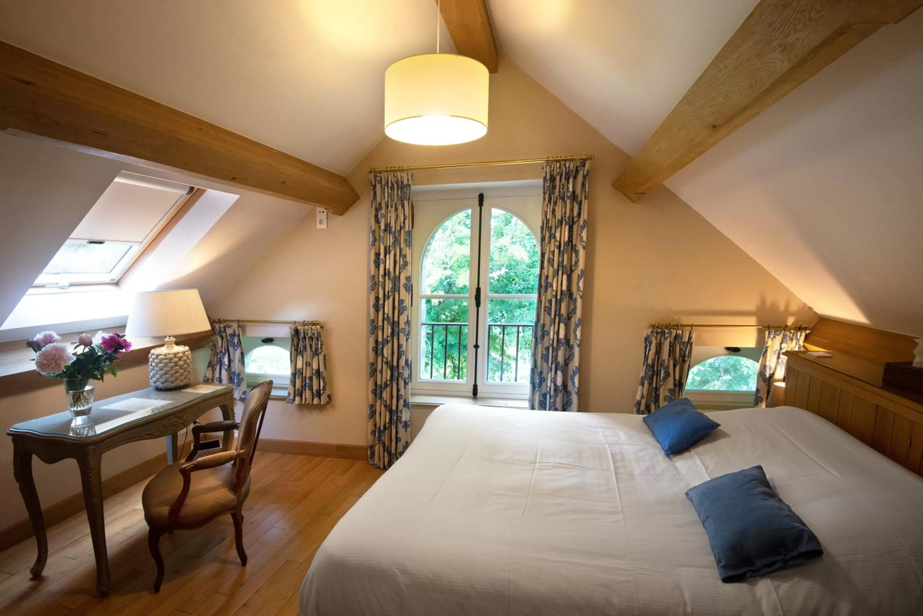 Photo of the whole room, Bed in Château-Hôtel de Bourron