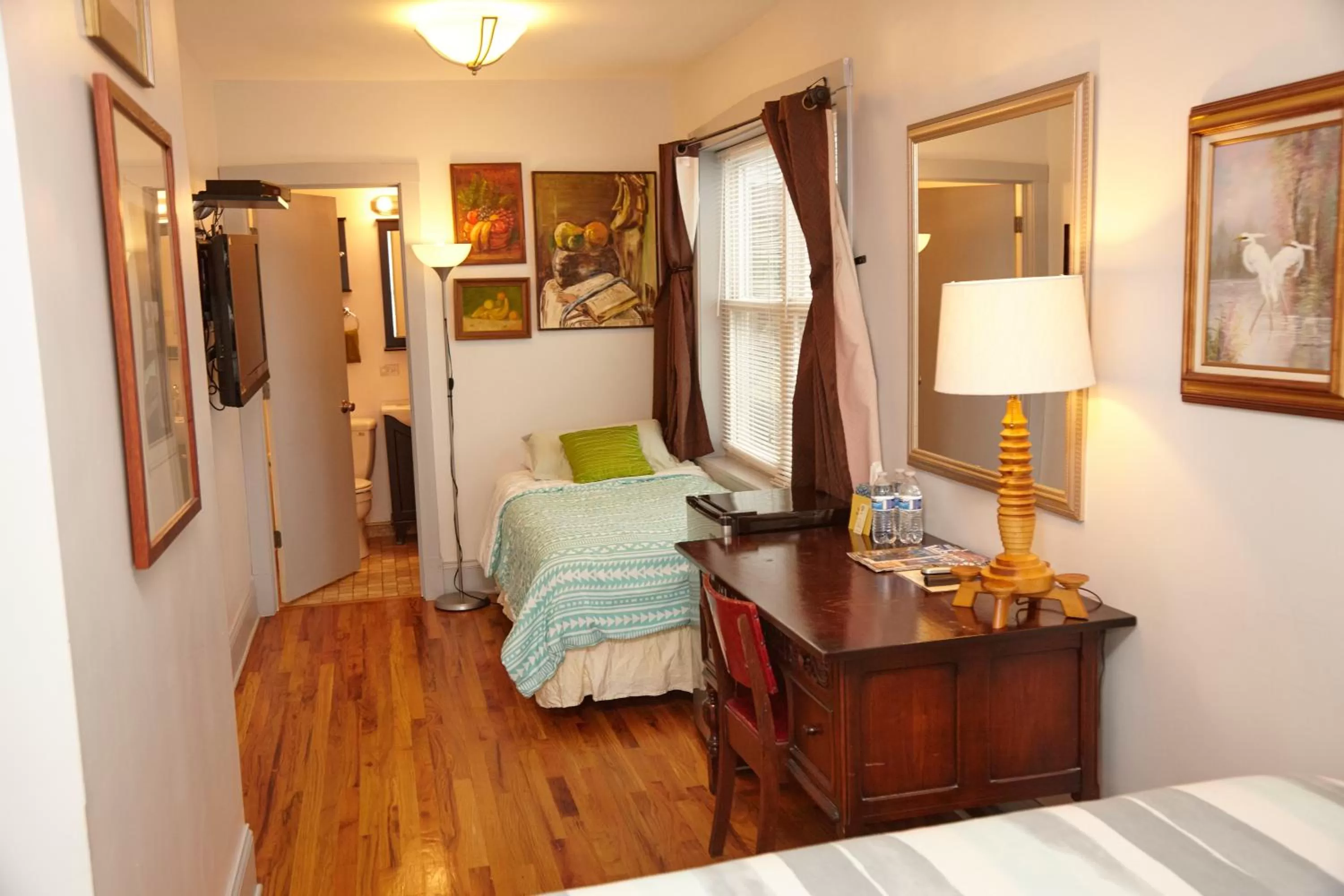 Photo of the whole room in Ray's Bucktown Bed and Breakfast