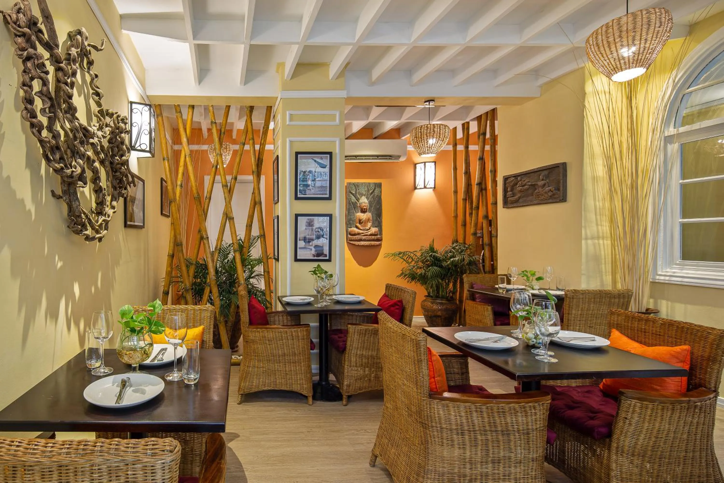 Restaurant/places to eat in Botum Palace Hotel