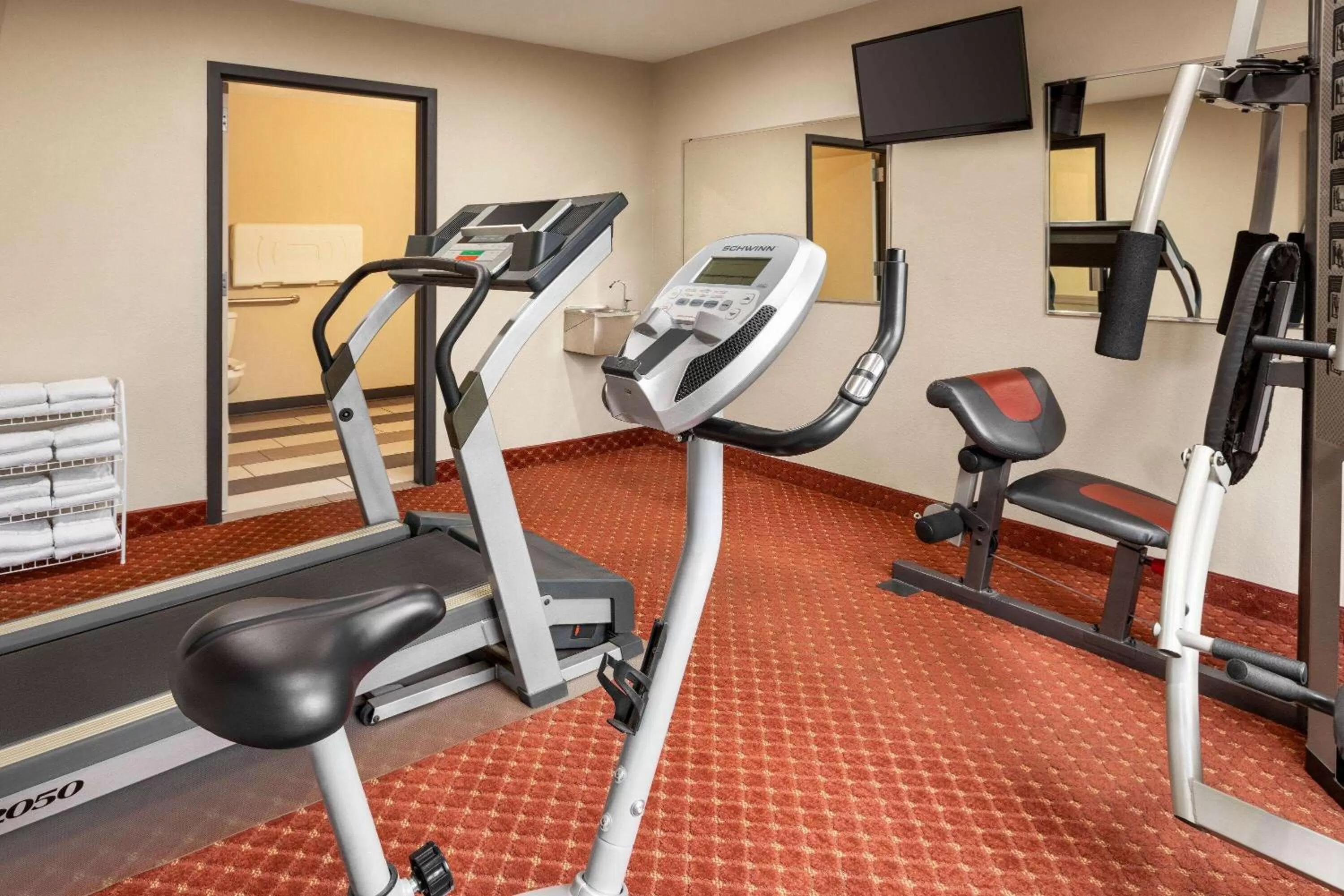 Fitness centre/facilities in Baymont by Wyndham Cedar Rapids