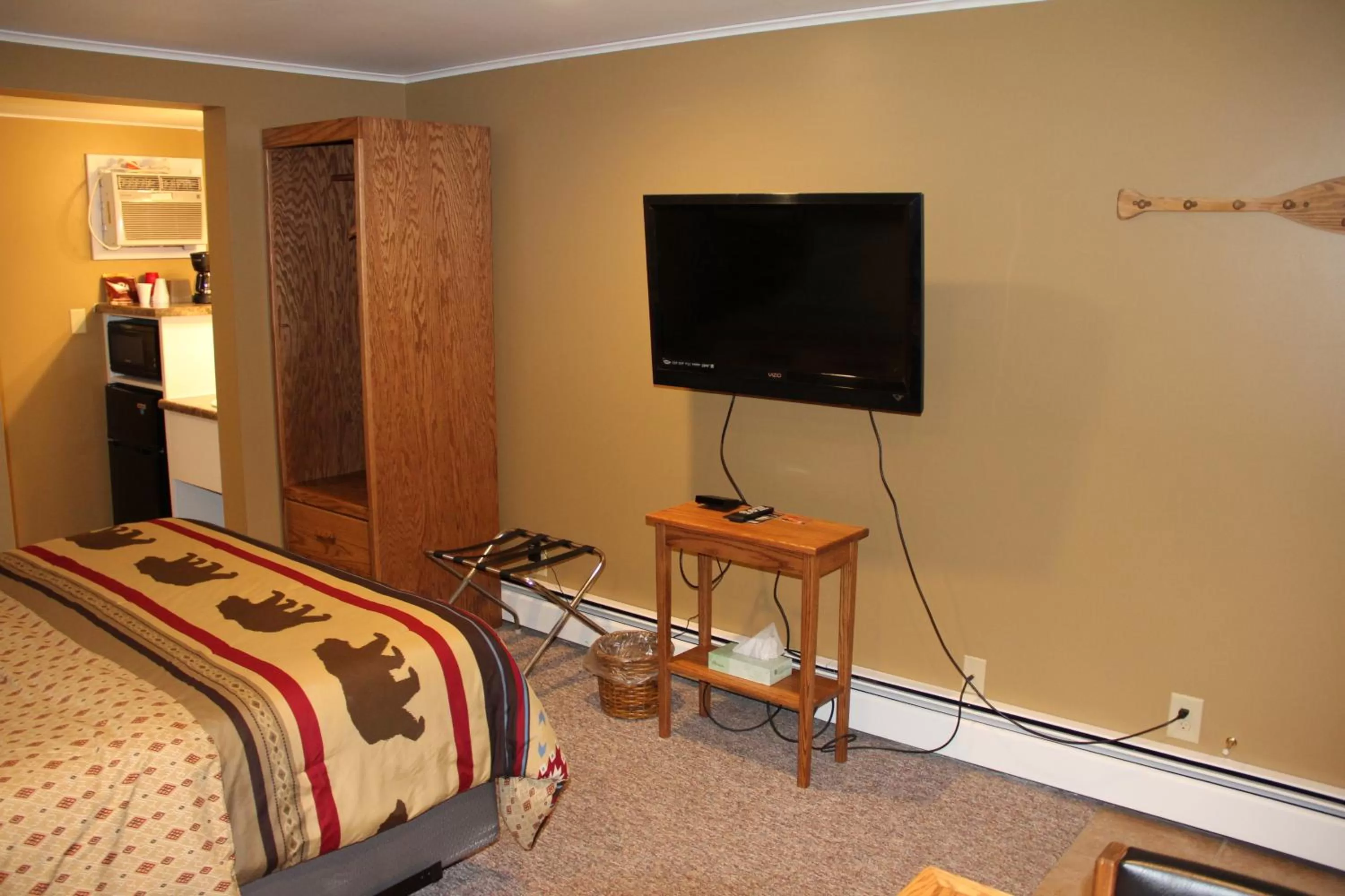 TV/Entertainment Center in Lakeshor Motor Inn