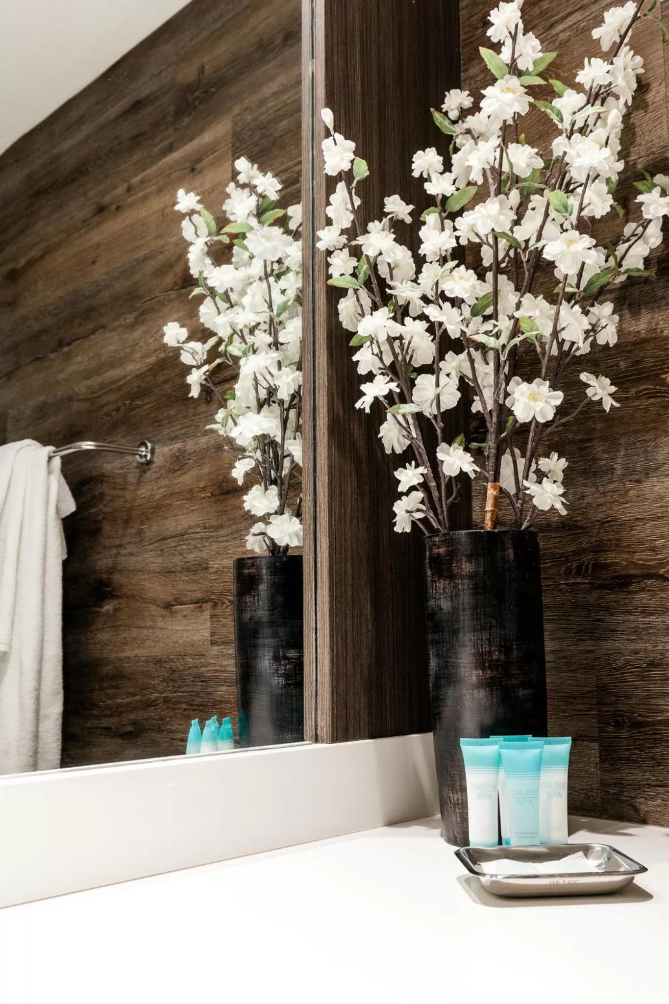 Bathroom, Bed in WelcomINNS Ottawa