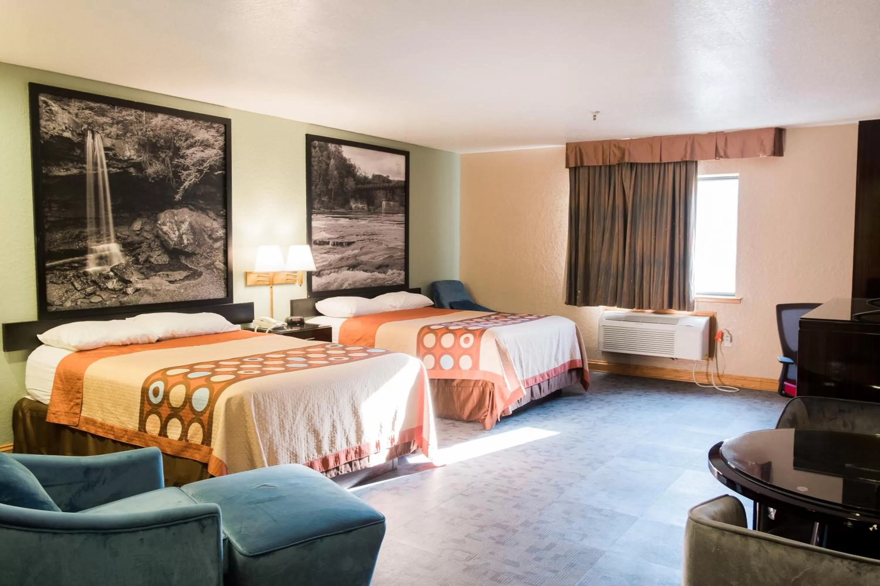 Photo of the whole room, Bed in Super 8 by Wyndham Uniontown PA