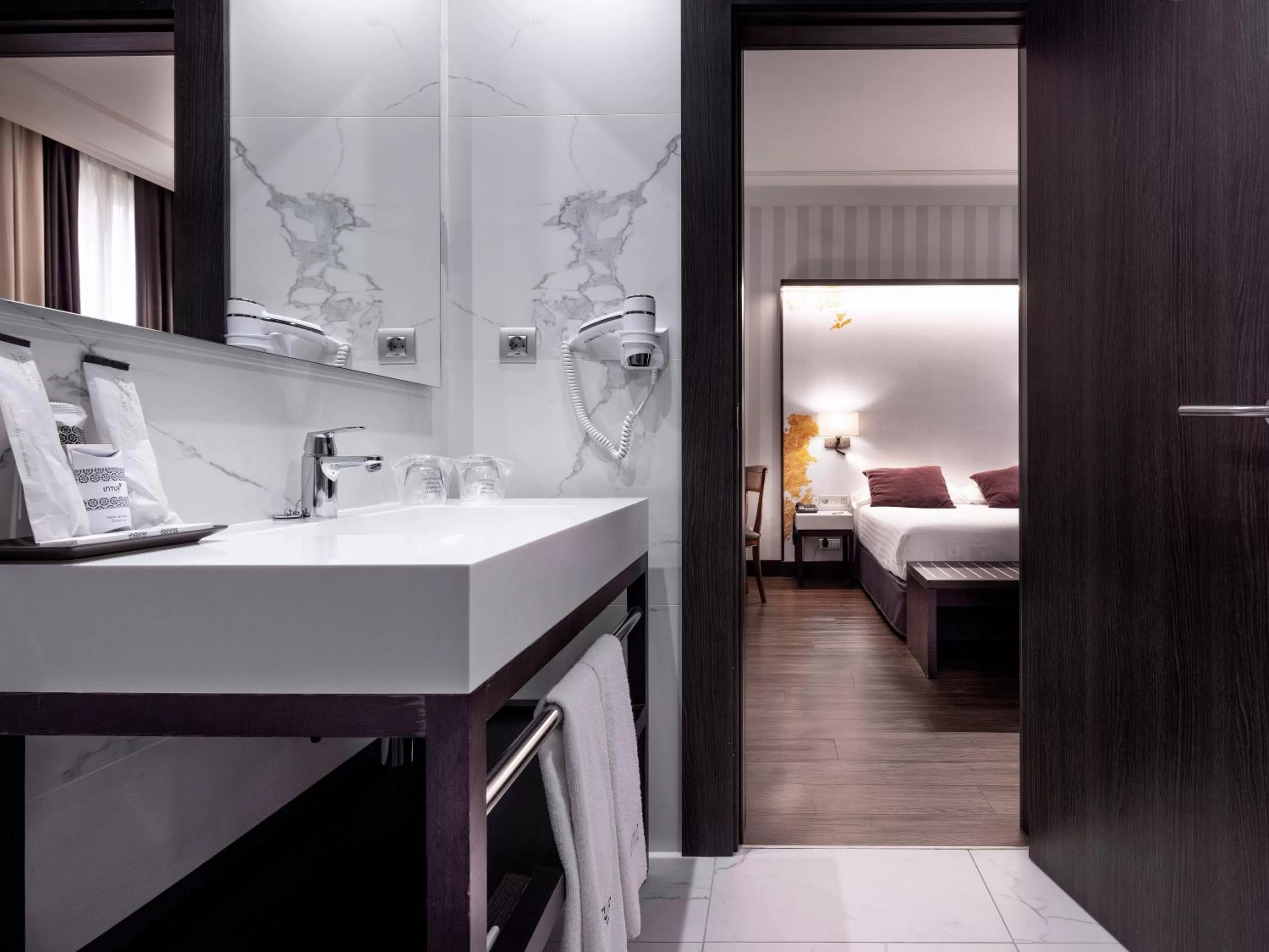 Bathroom, Bed in Intelier Palacio San Martin