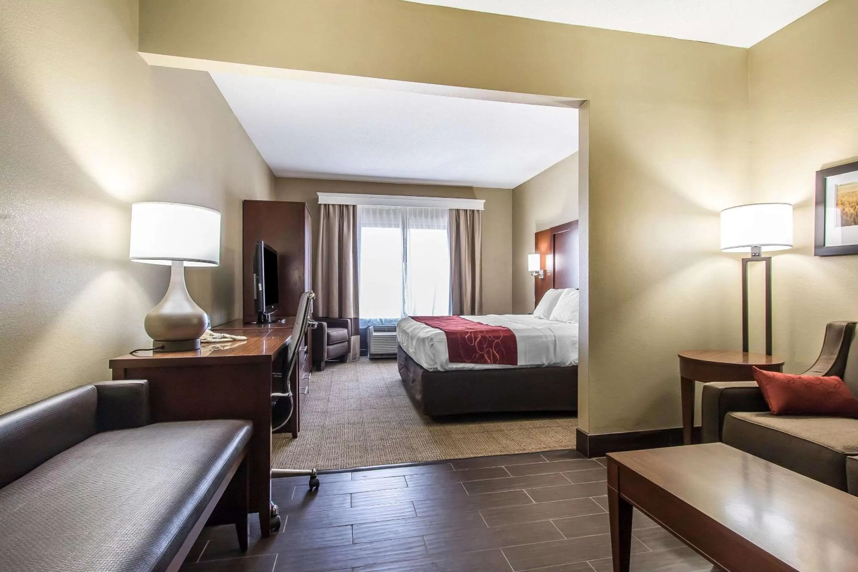 Photo of the whole room, Bed in Comfort Suites Effingham Central