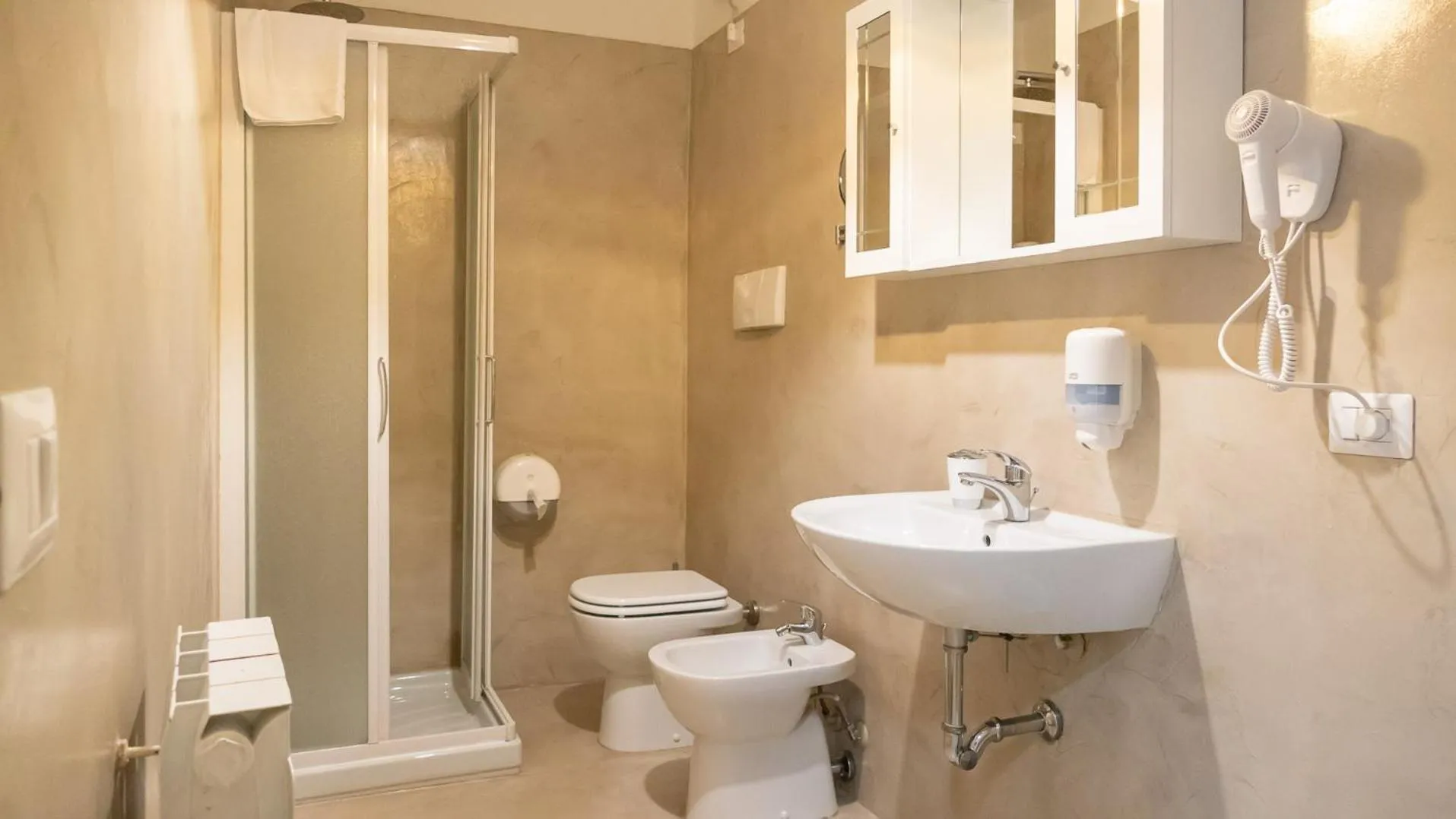 Shower in Hotel Venezia Park - ENJOY HOLIDAY