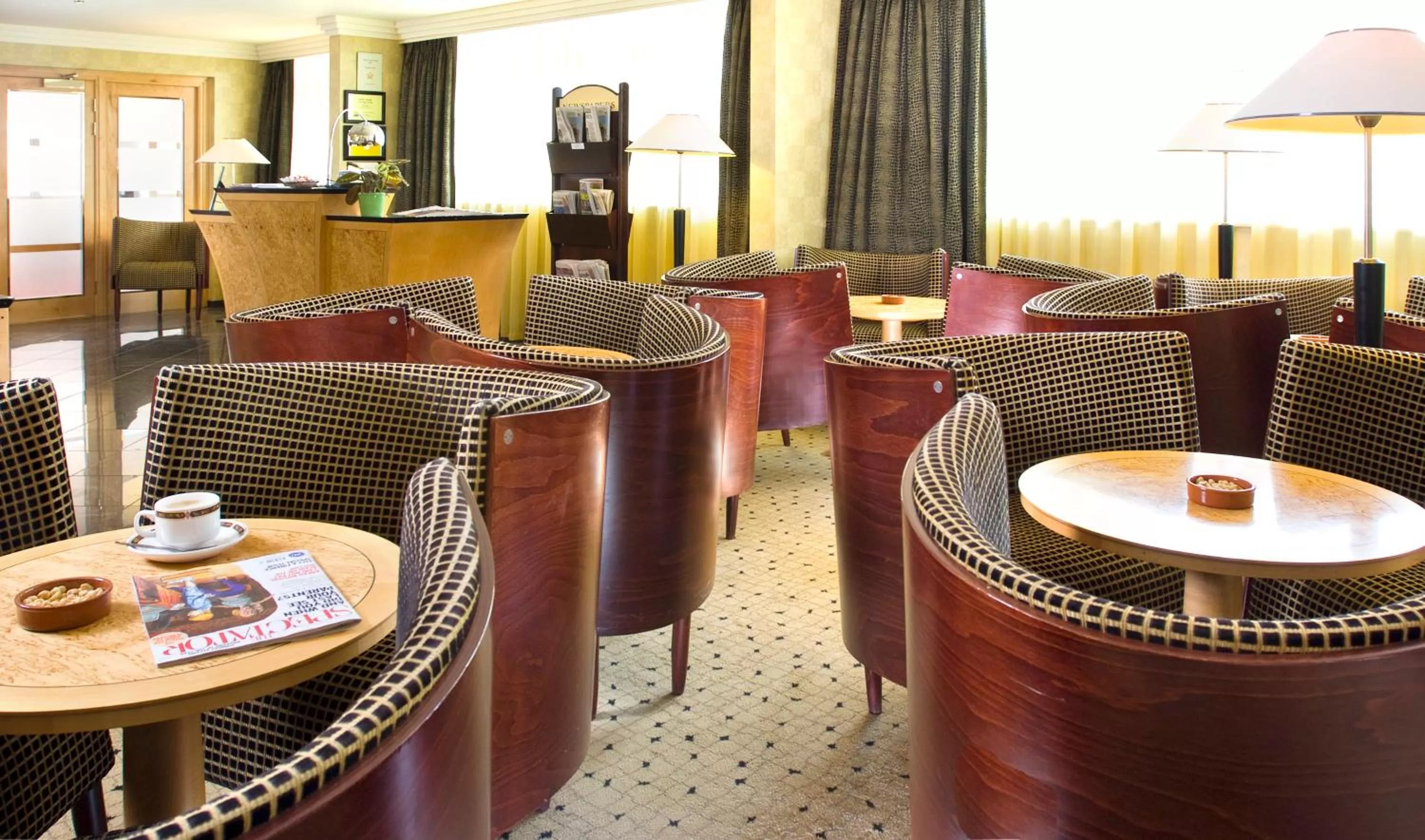 Lounge or bar in Crowne Plaza Liverpool - John Lennon Airport by IHG