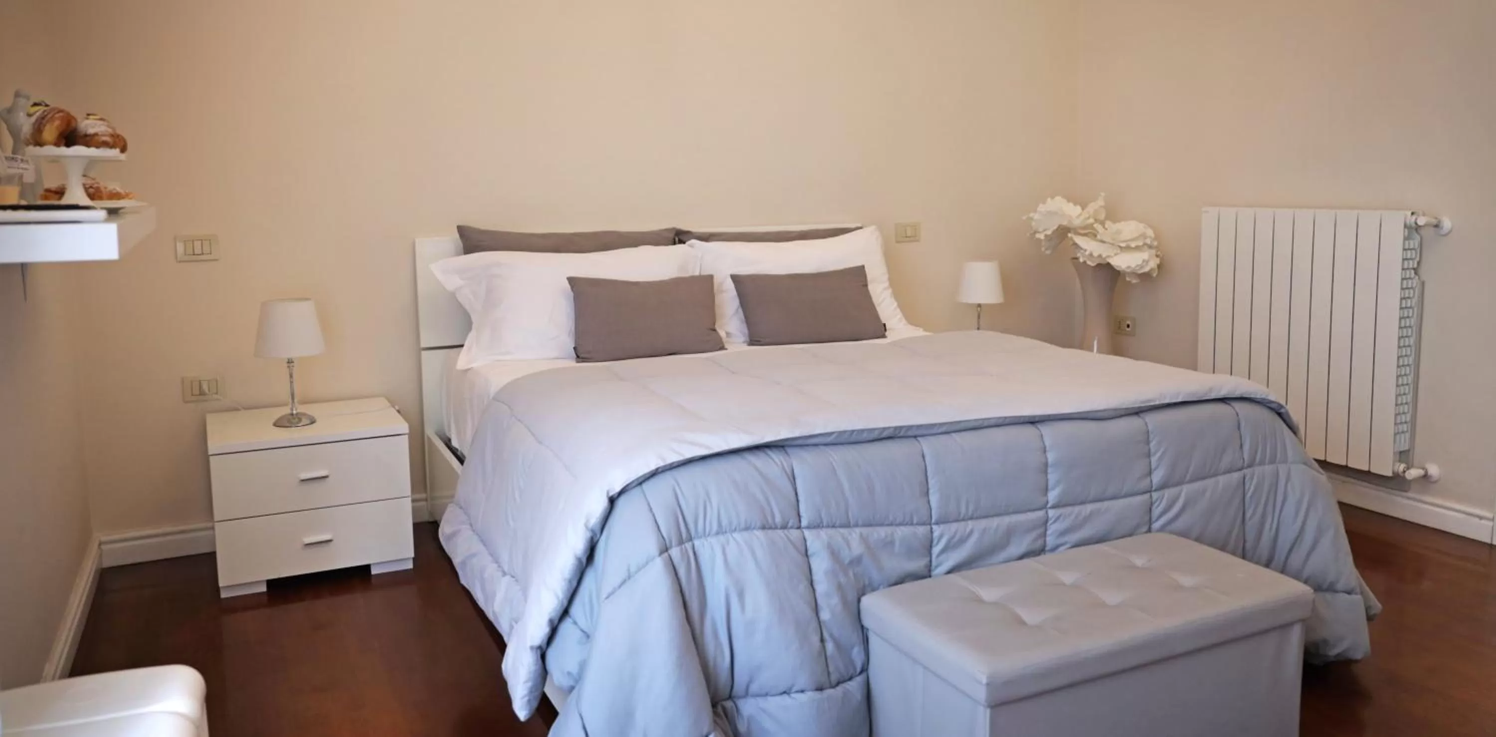 Bed in Pompeii Ruins De Charme B&B