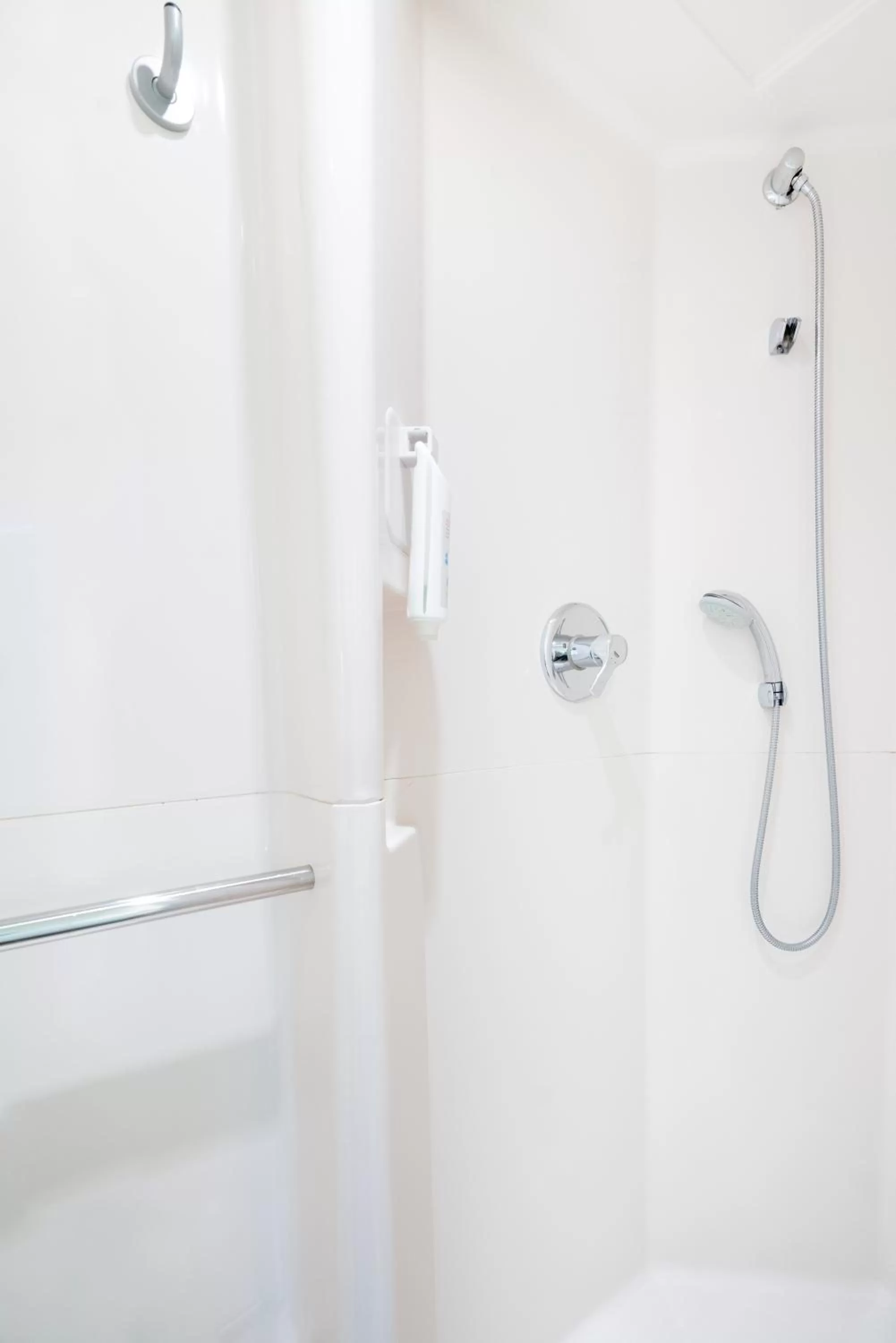 Shower in ibis budget Paris Porte De Montmartre