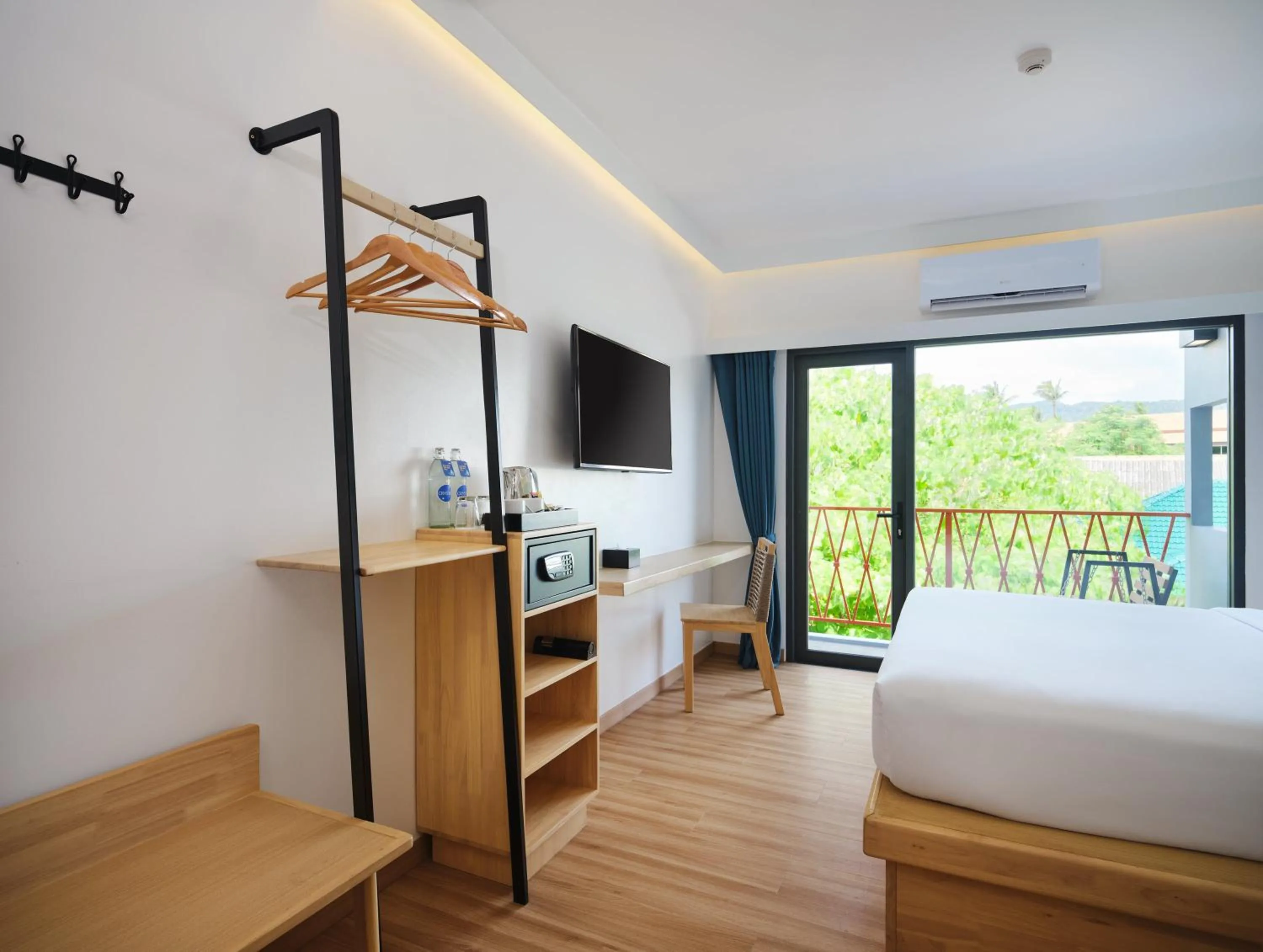 TV and multimedia, Bed in Lub d Koh Samui Chaweng Beach - Beachfront & Vibrant Social Vibe