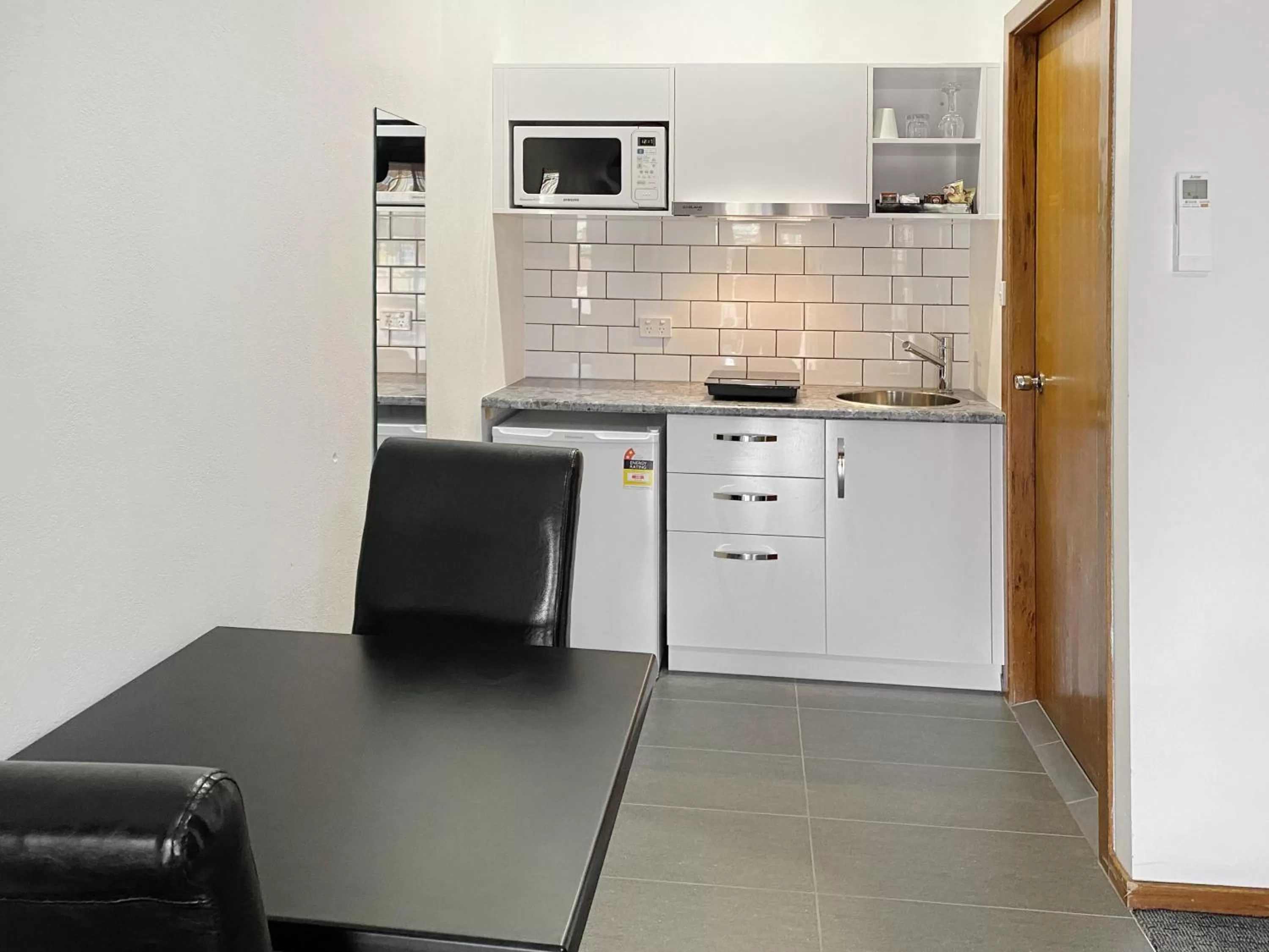 Kitchen or kitchenette in Leeton Heritage Motor Inn