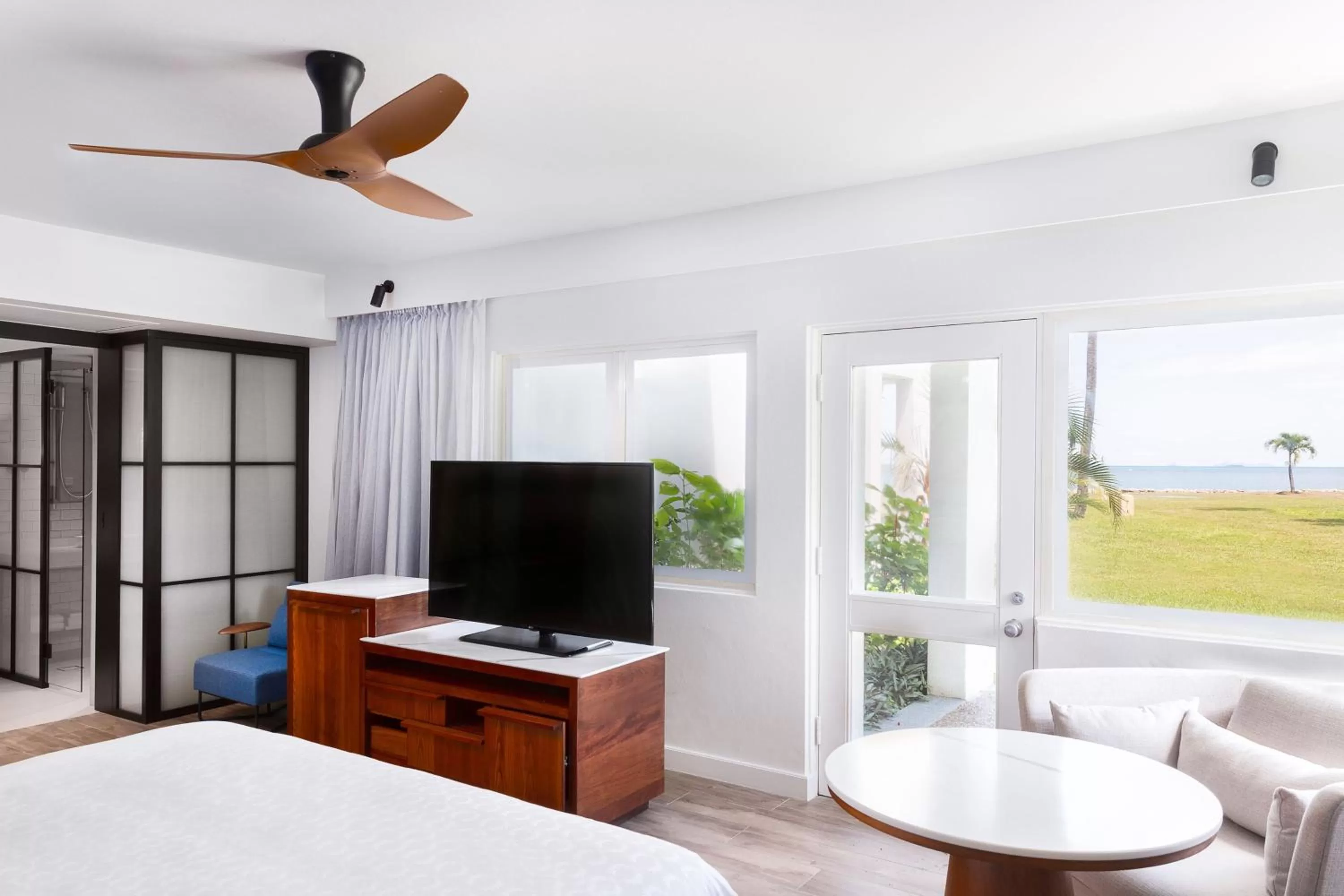 Photo of the whole room, Bed in Sheraton Fiji Golf & Beach Resort