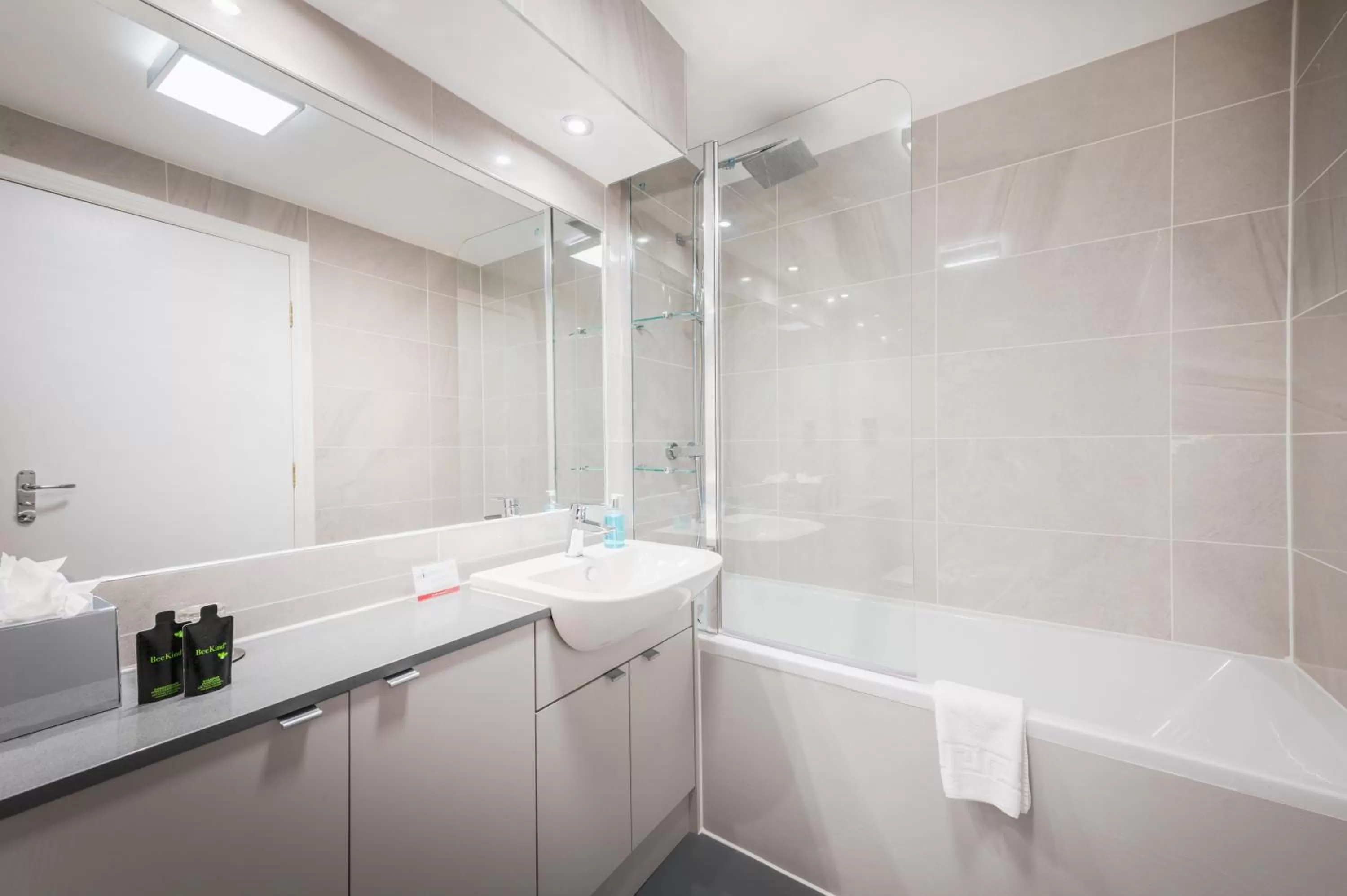 Bathroom in The Knight Residence by Mansley