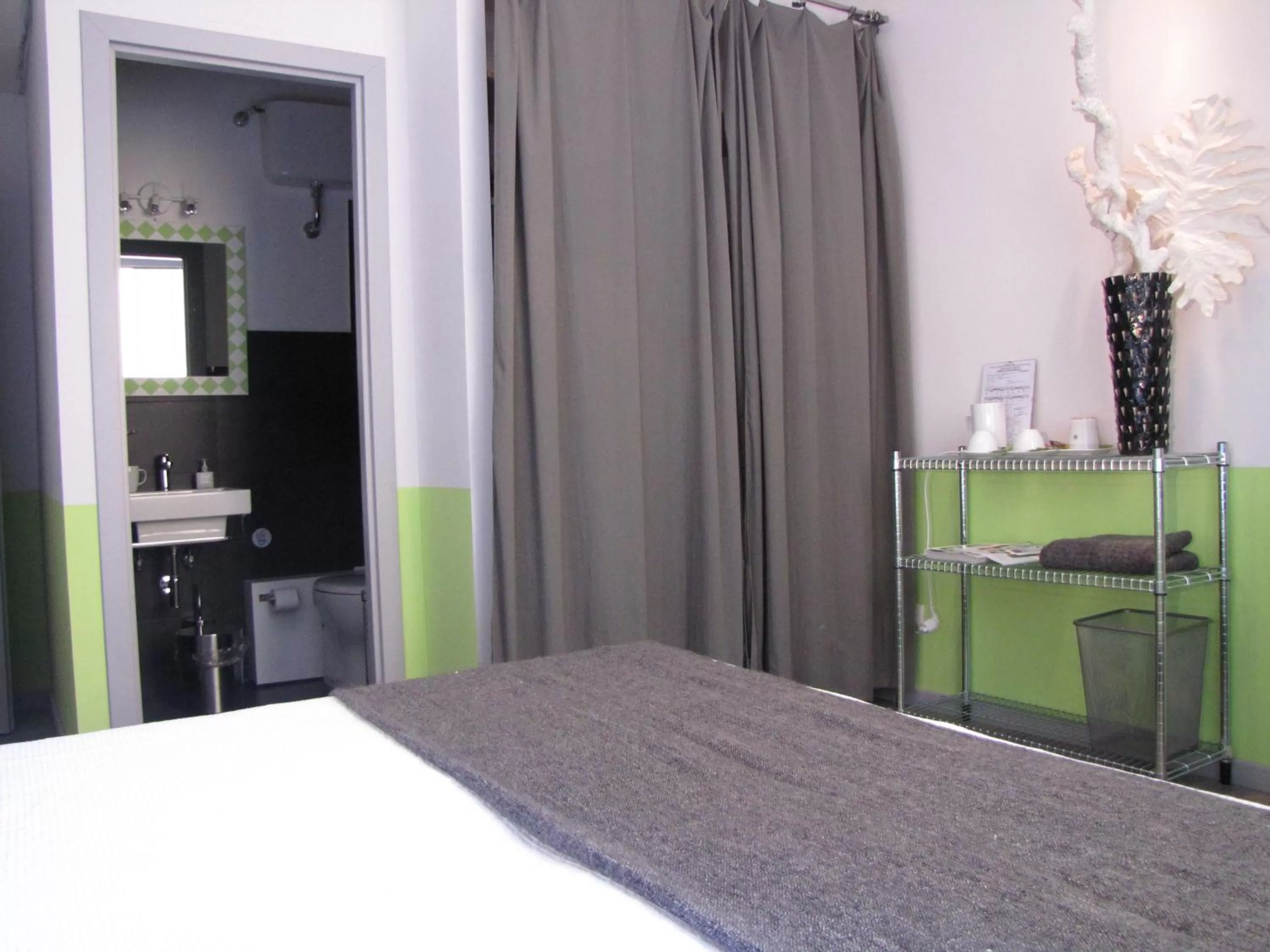 Photo of the whole room, Bed in Trastevere Colors