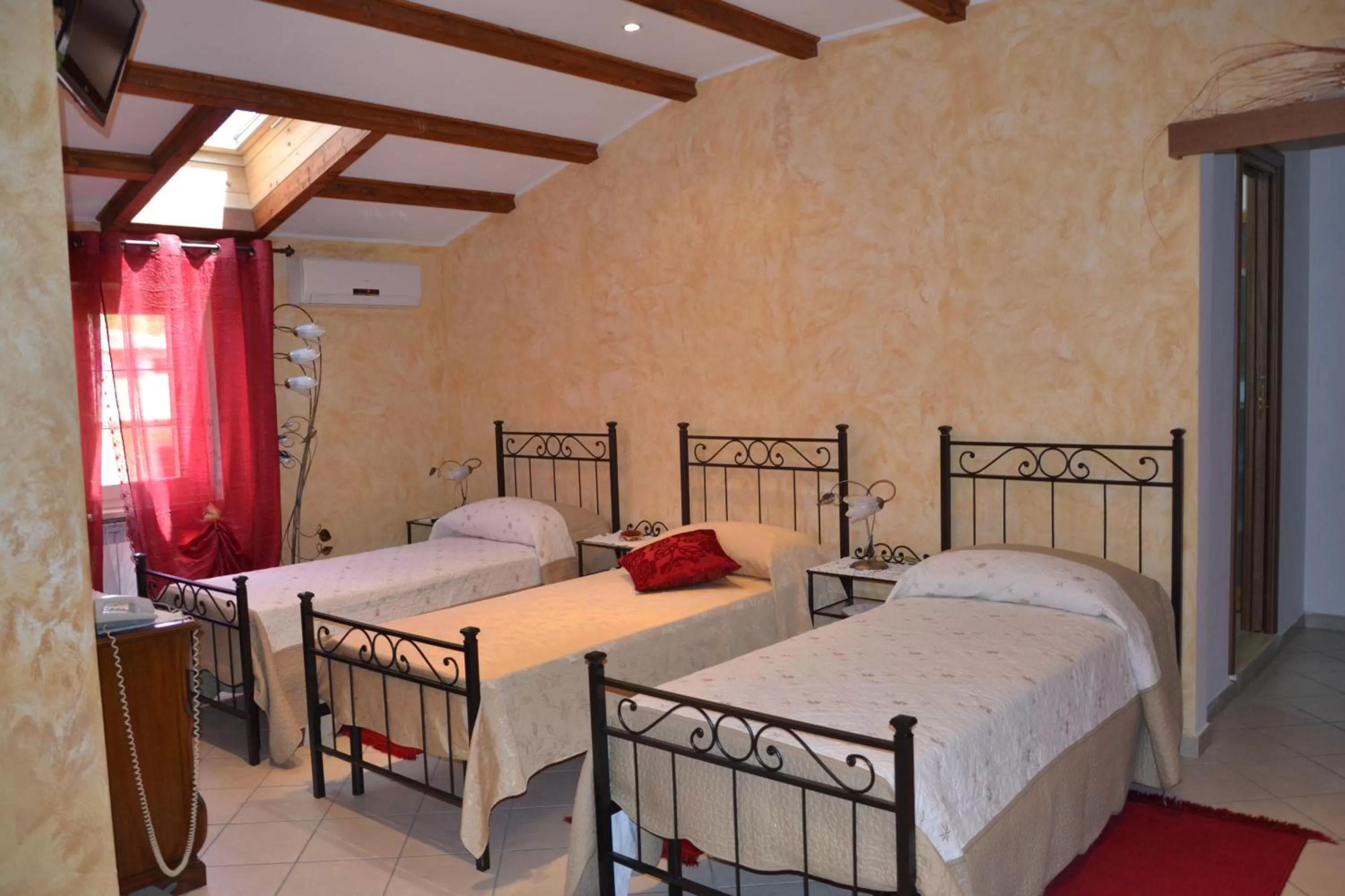 Shower, Bed in Casa del Girasole