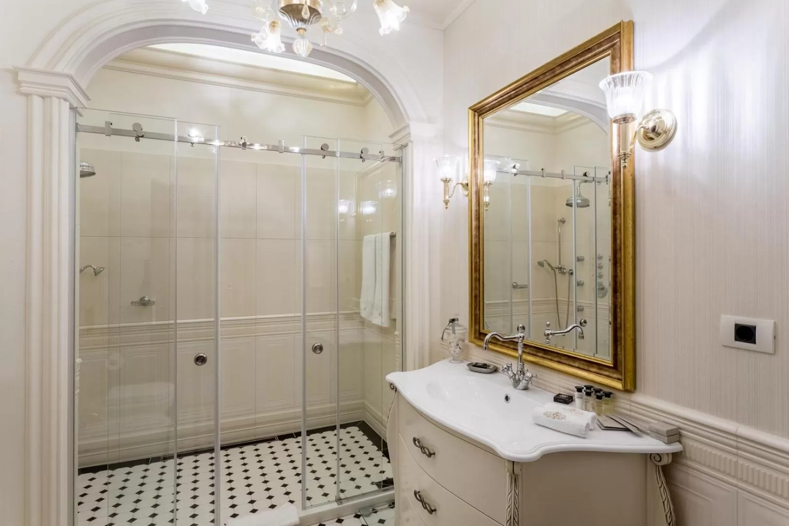 Bathroom in Suter Palace Heritage Boutique Hotel