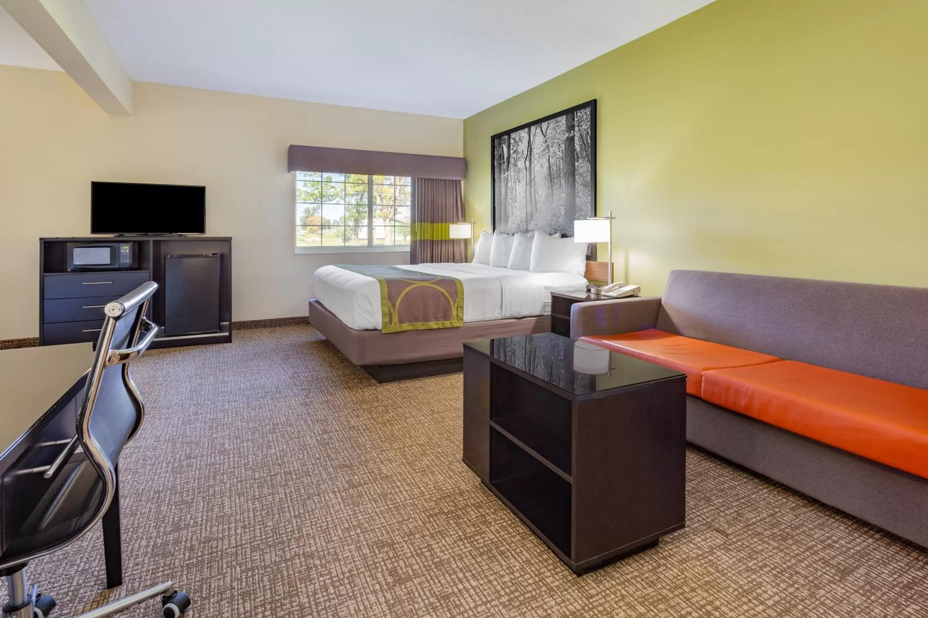 Seating area in Super 8 by Wyndham Emmetsburg