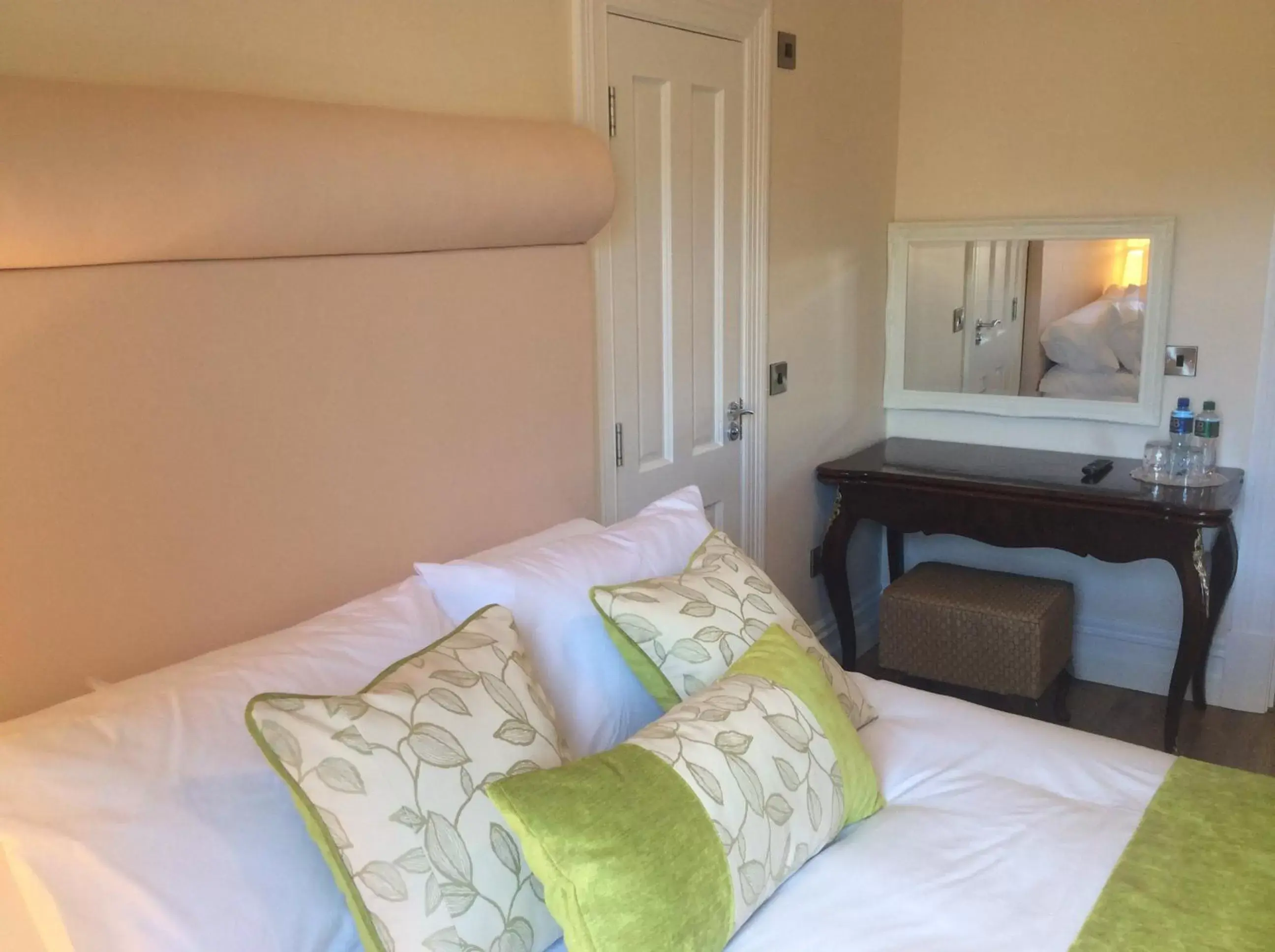 Deluxe Queen Room in St Columbs House Deluxe Queen Room in St Columbs House