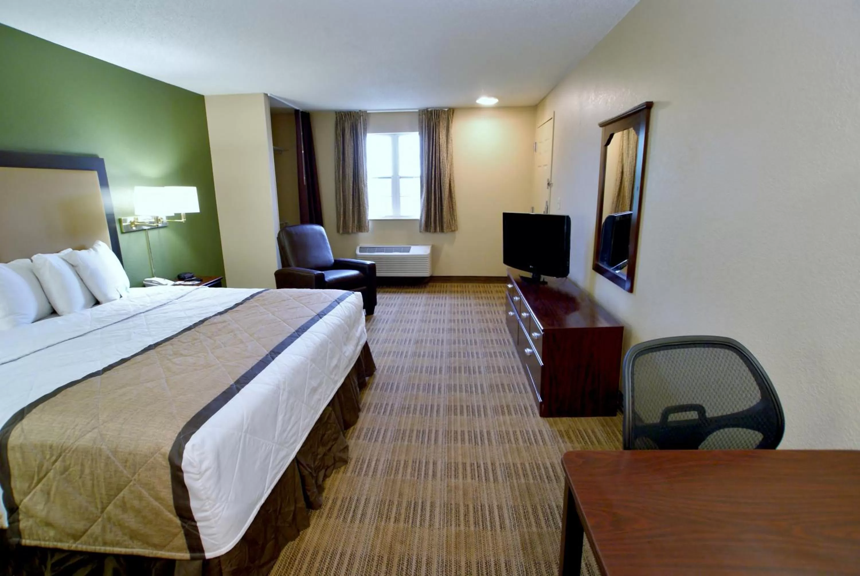 Bed in Extended Stay America Suites - Cincinnati - Springdale - I-275
