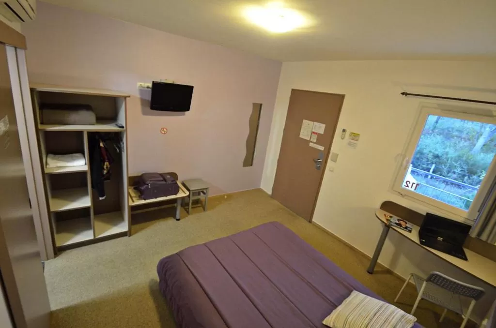 Shower, TV/Entertainment Center in Hôtel Eco Chic