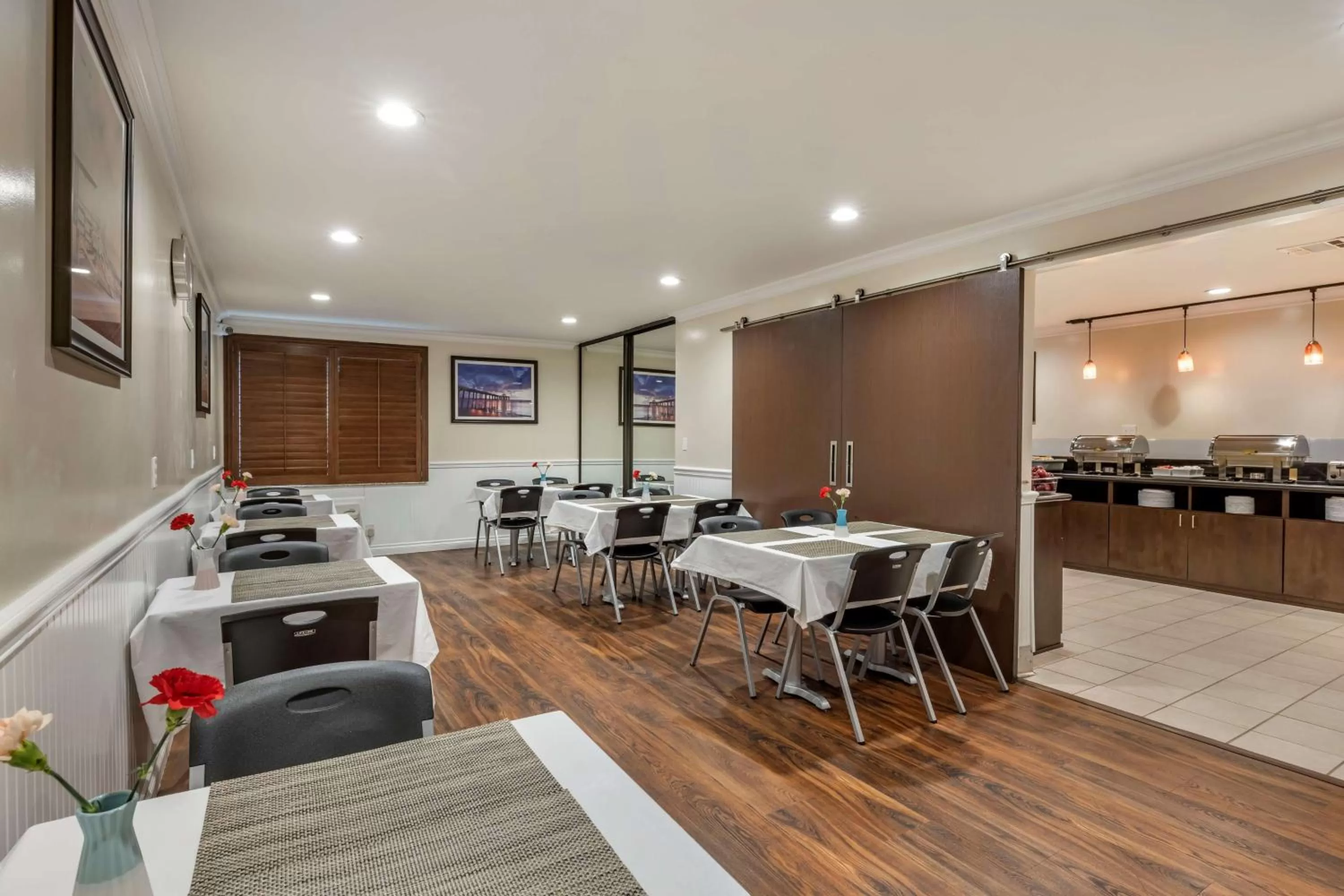 Restaurant/places to eat in Best Western Plus South Bay Hotel