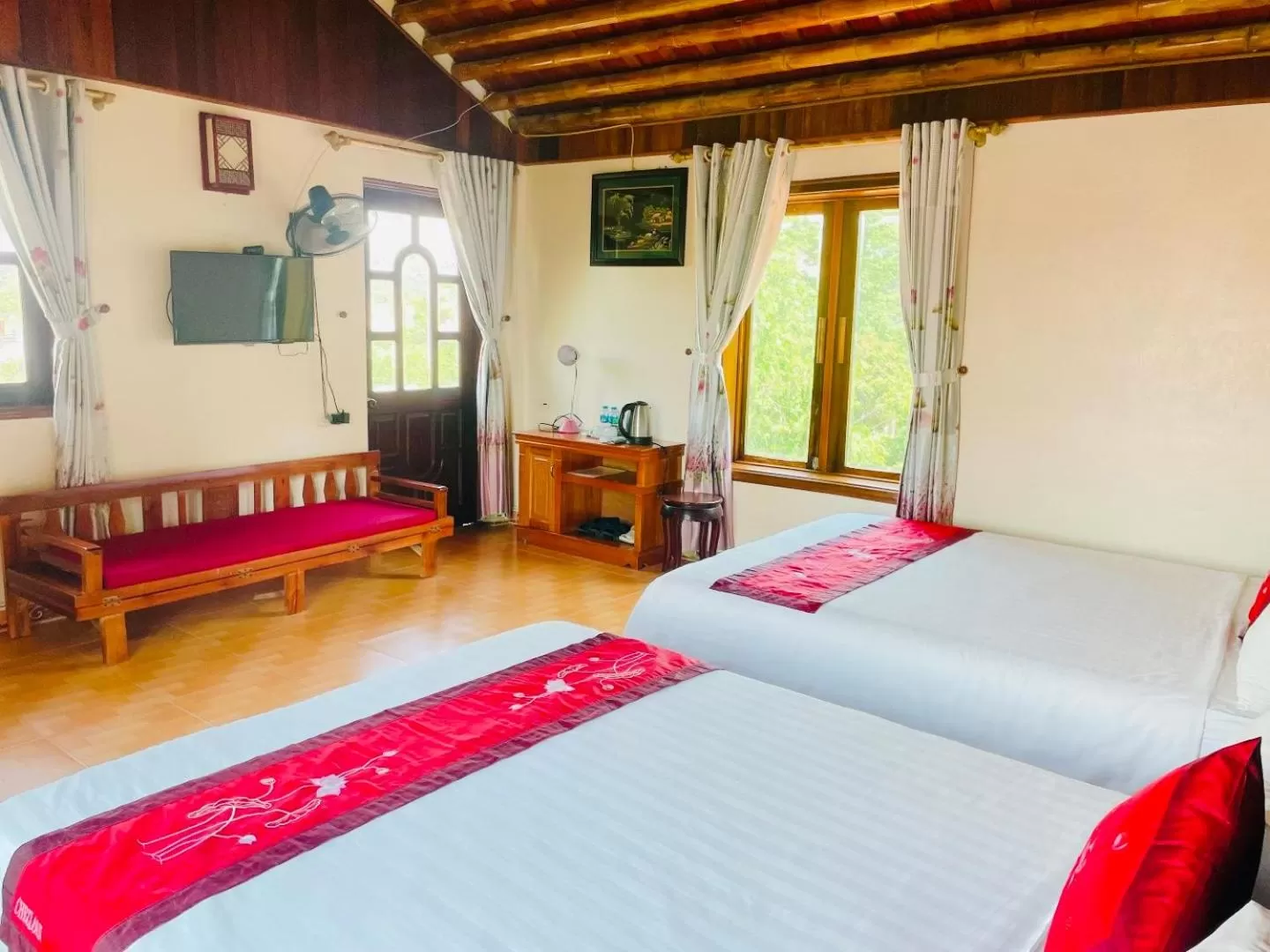 Photo of the whole room, Bed in Chez Loan Hotel