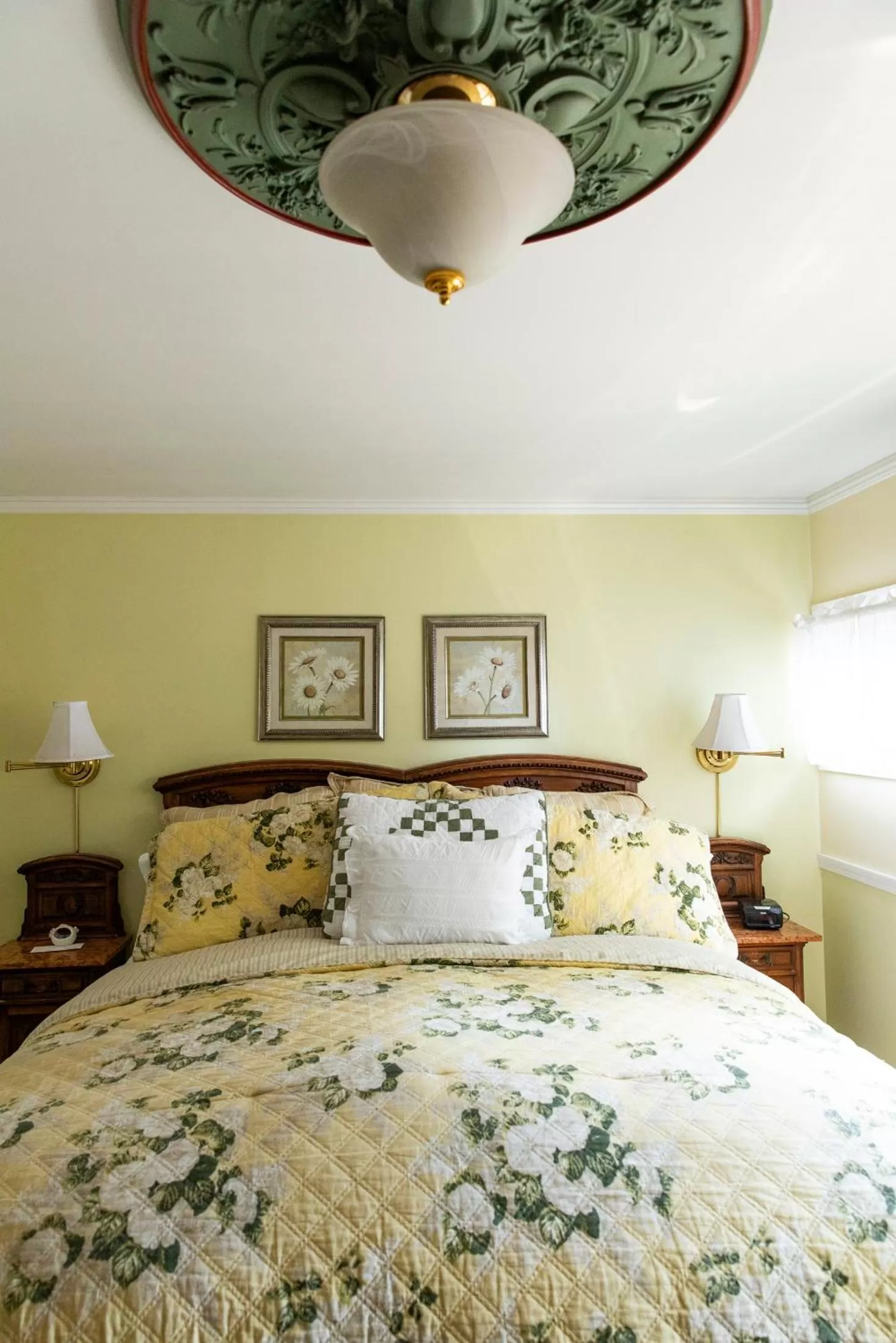 Annie's Room - Standard Queen  in Headlands Inn Bed and Breakfast