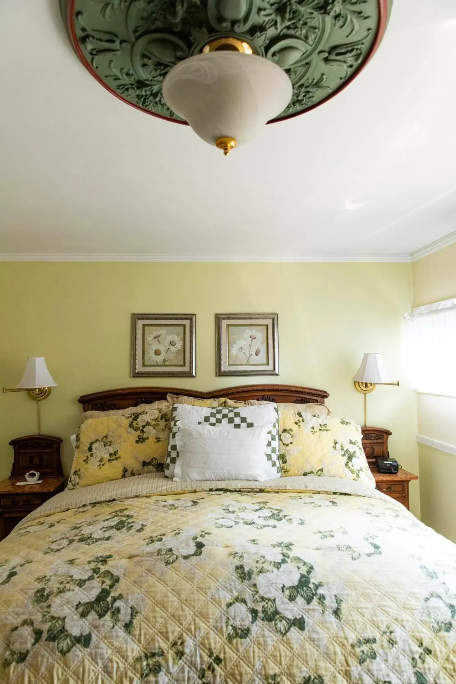 Annie's Room - Standard Queen in Headlands Inn Bed and Breakfast Annie's Room - Standard Queen in Headlands Inn Bed and Breakfast