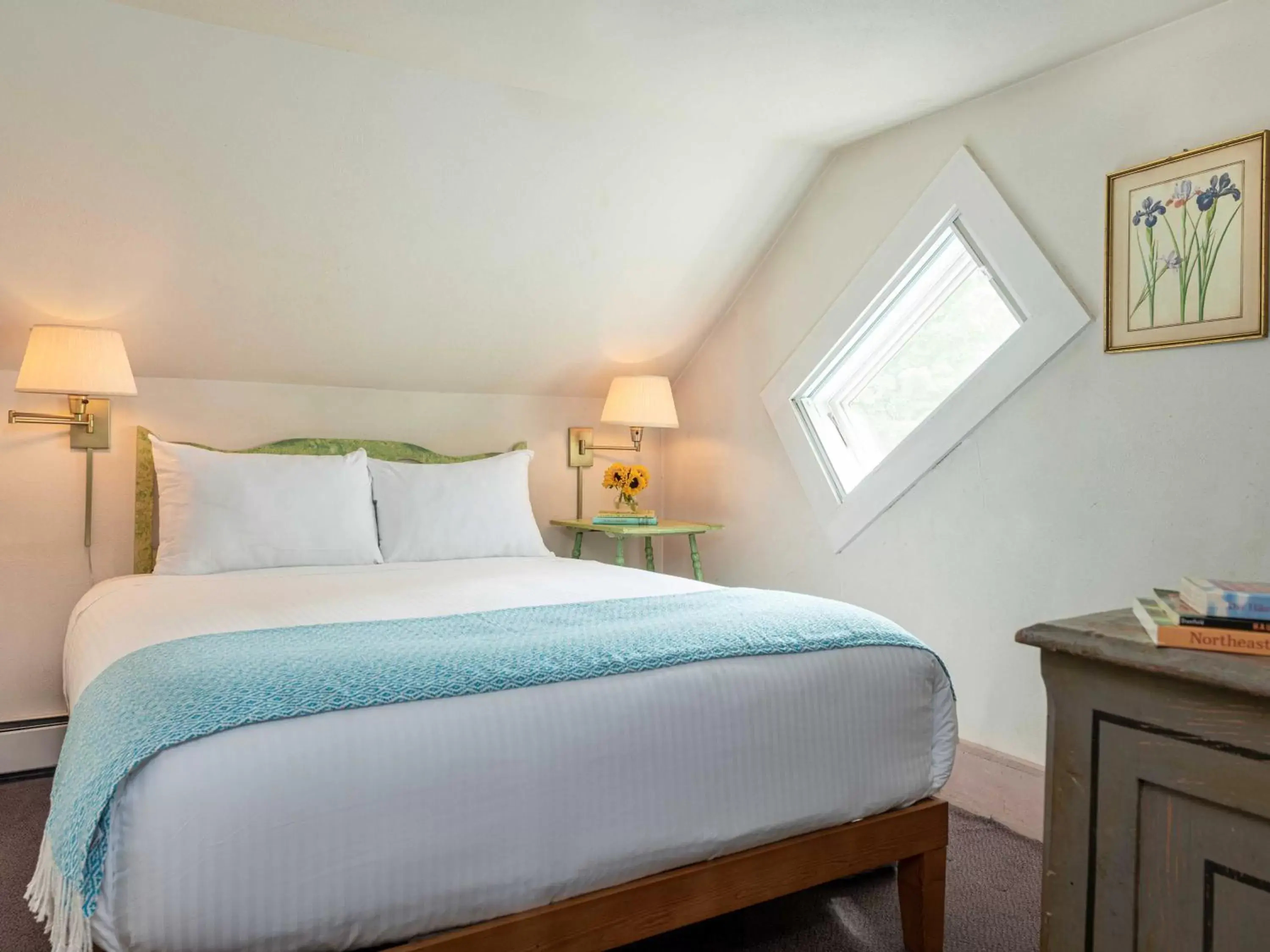 Queen Room with Shared Bathroom in Old Stagecoach Inn Queen Room with Shared Bathroom in Old Stagecoach Inn