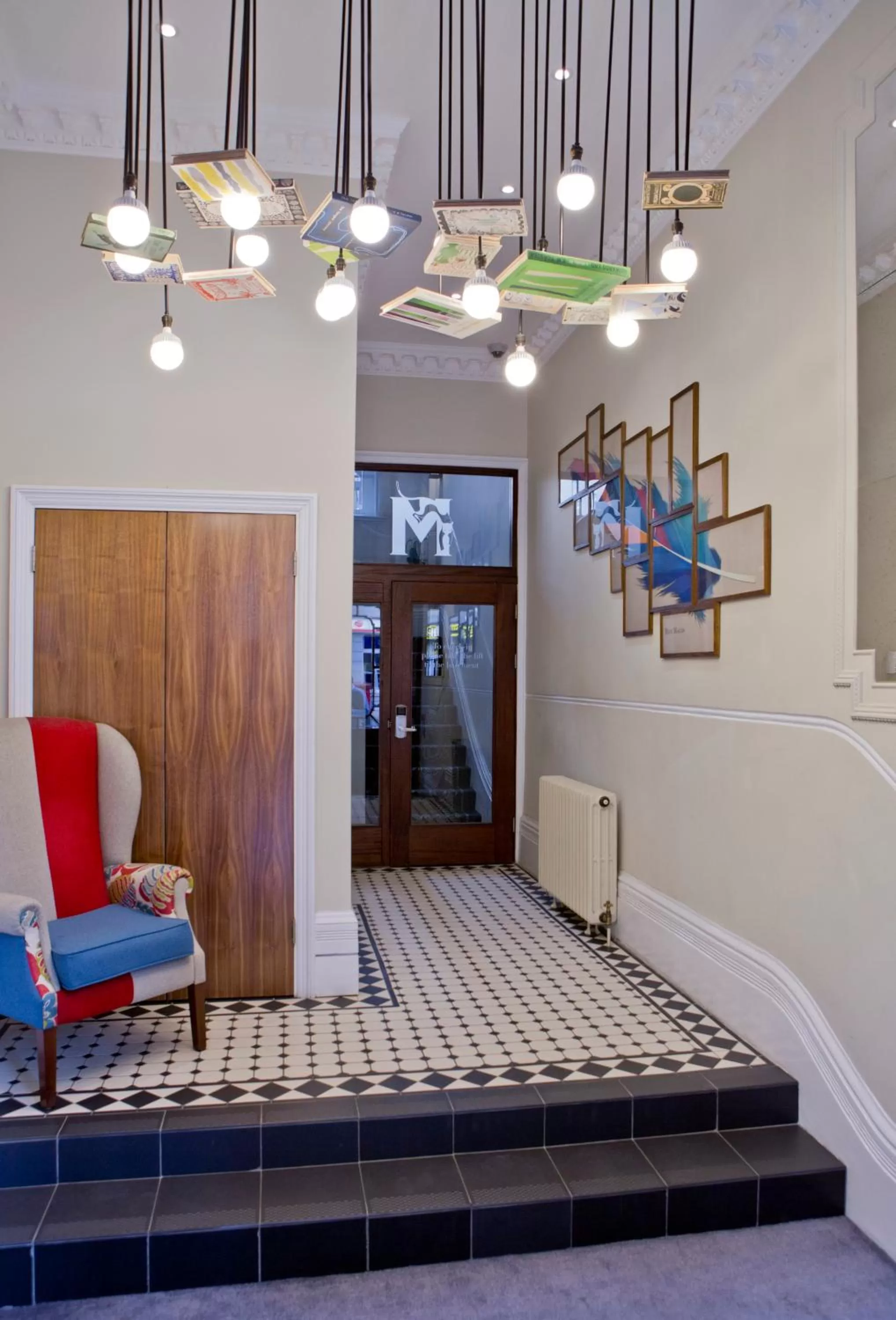 Facade/entrance, Bed in Morton Hotel