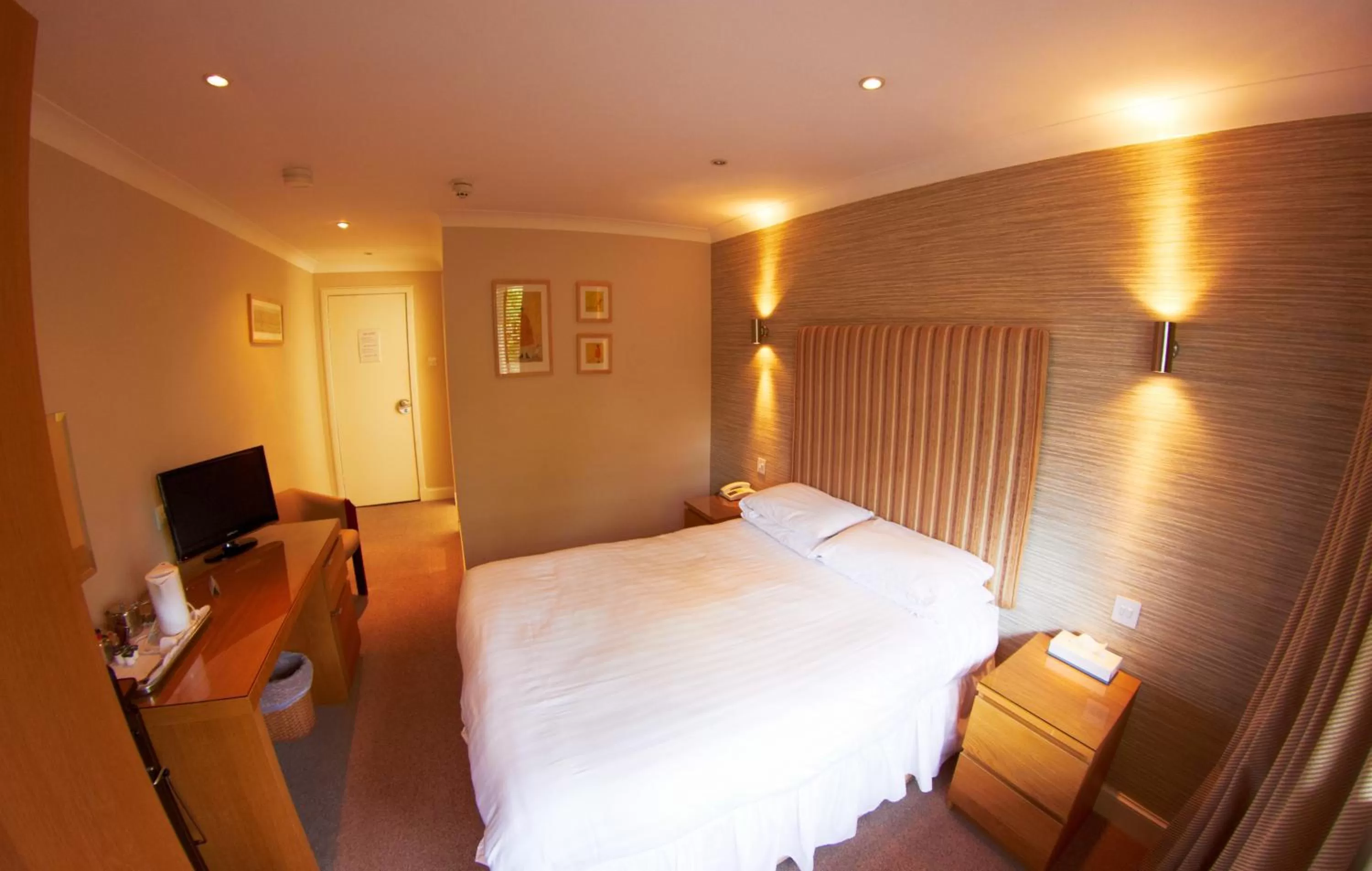 Photo of the whole room, Bed in Abbotsford Hotel