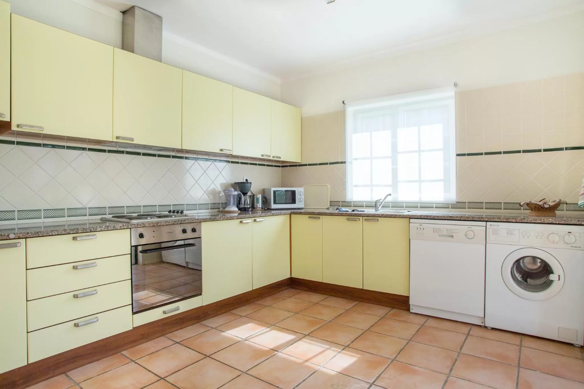 Communal kitchen in Colina da Lapa & Villas