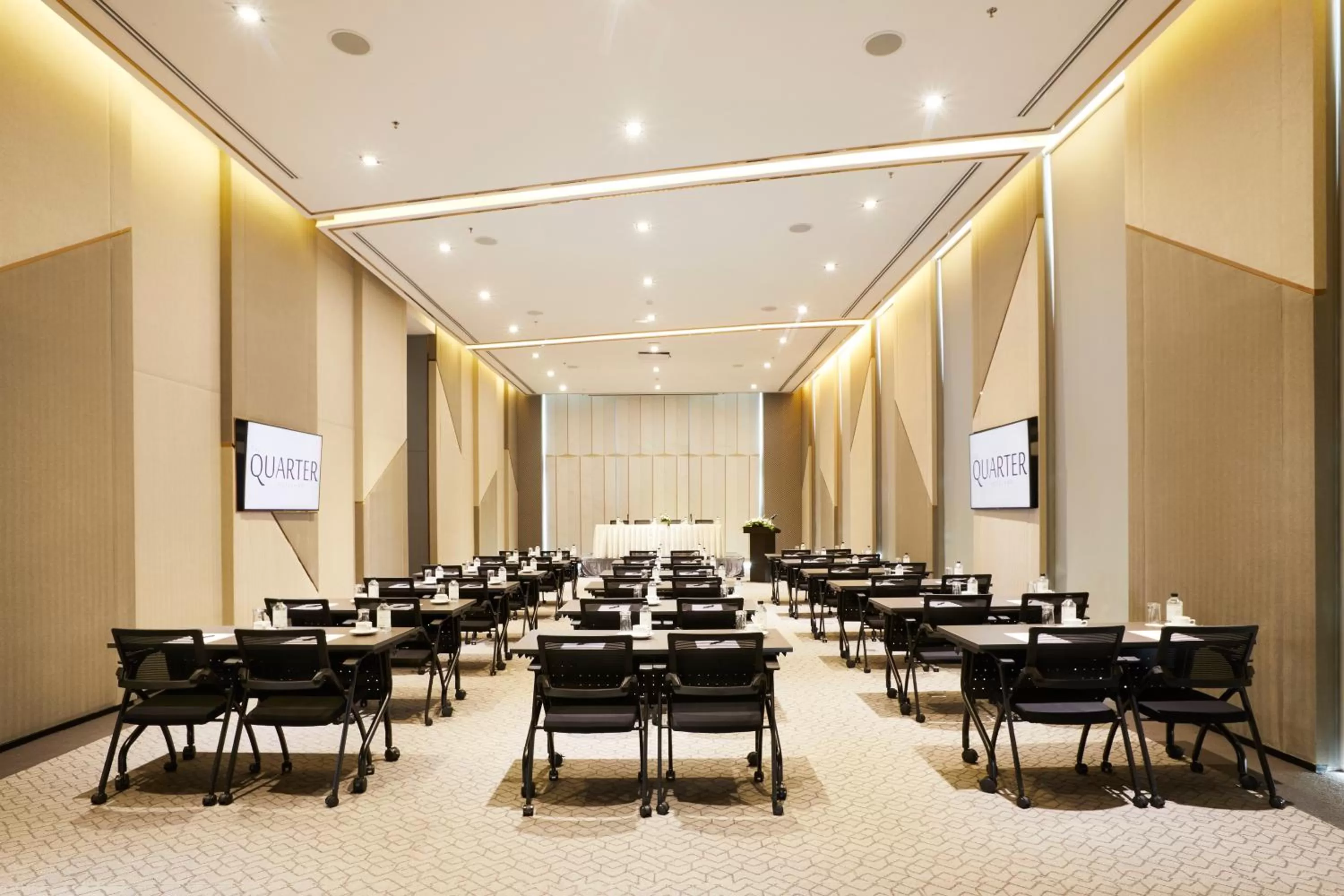 Business facilities in The Quarter Ari by UHG