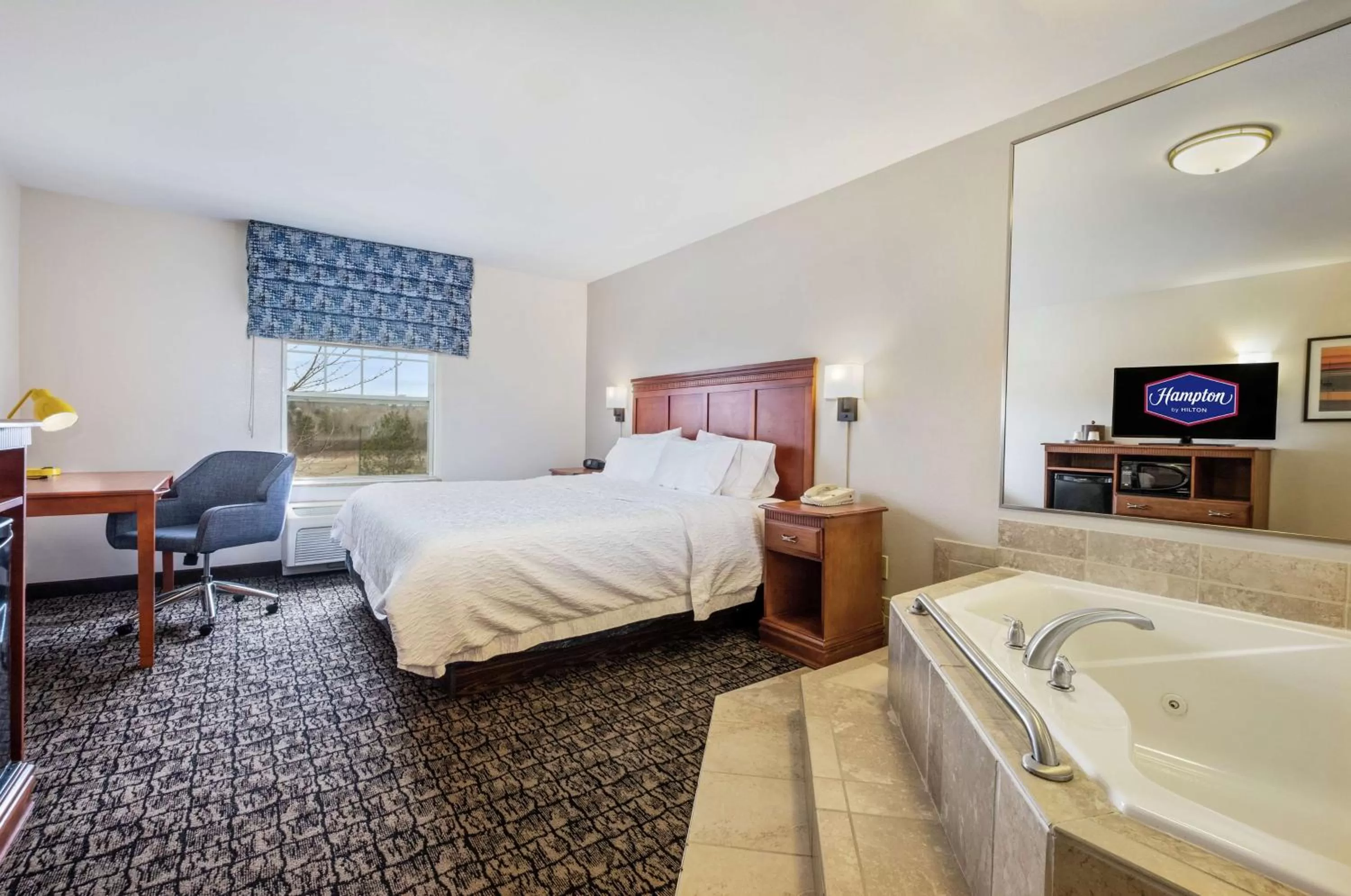 Bedroom, Bed in Hampton Inn & Suites Rockland