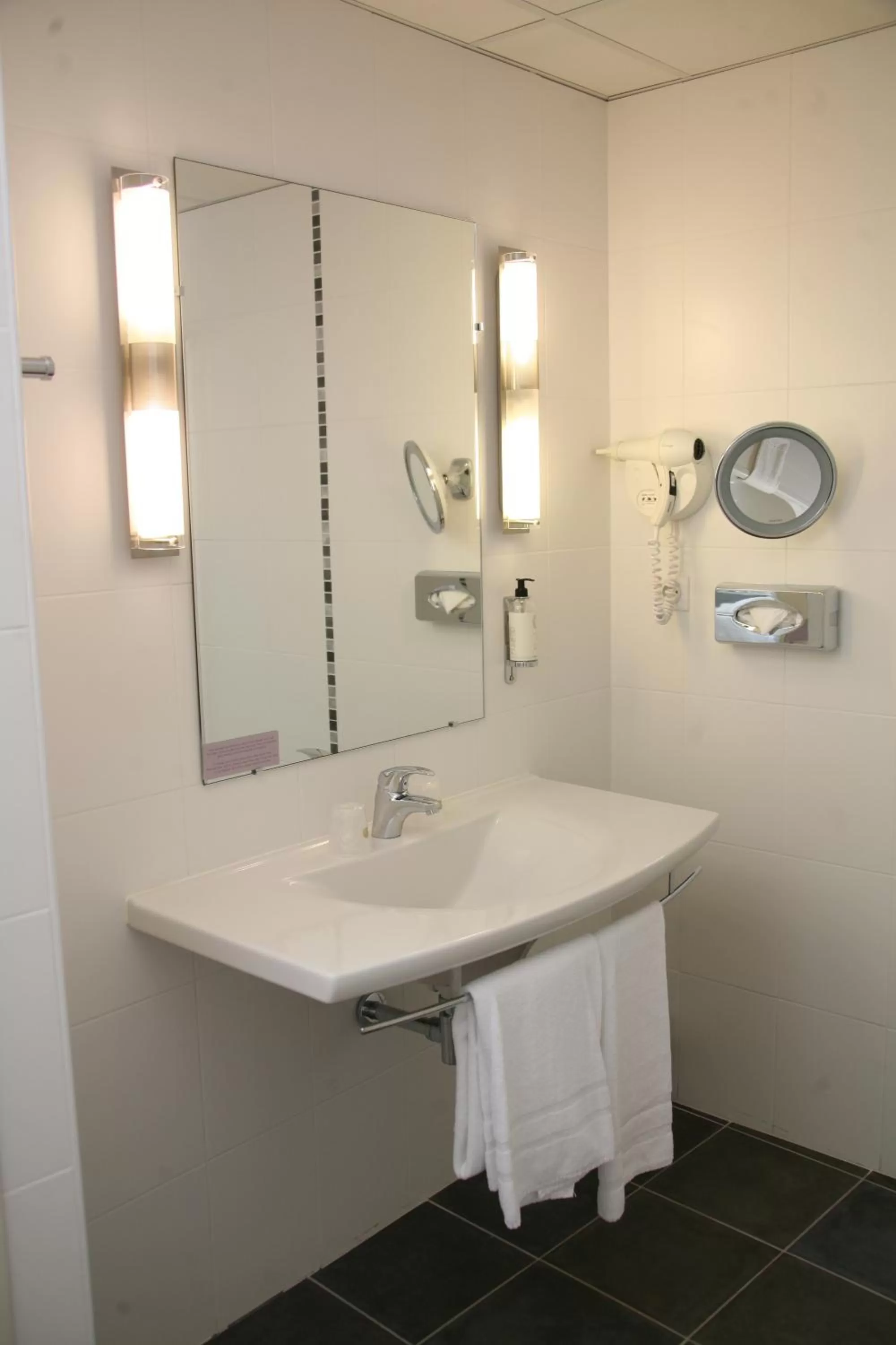 Bathroom in Best Western Plus Richelieu