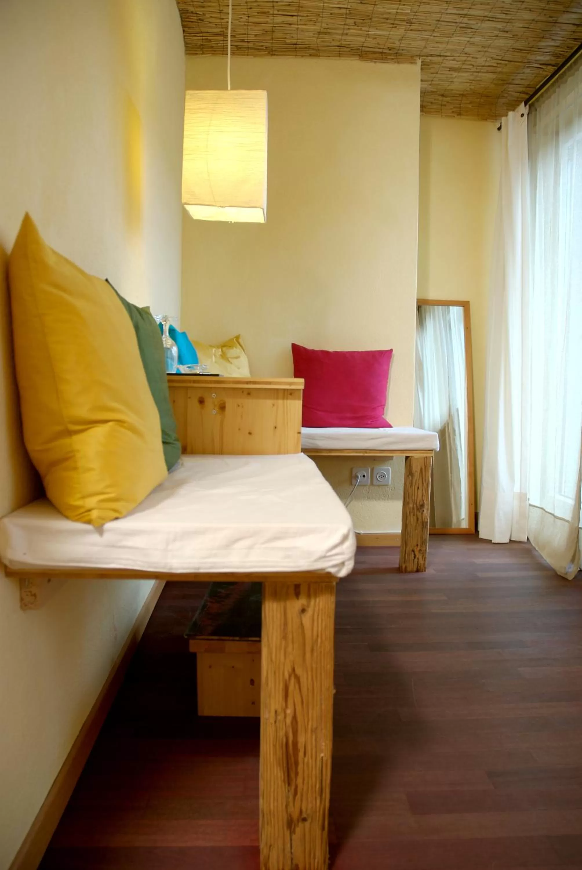 Photo of the whole room, Bed in Arena Lodge