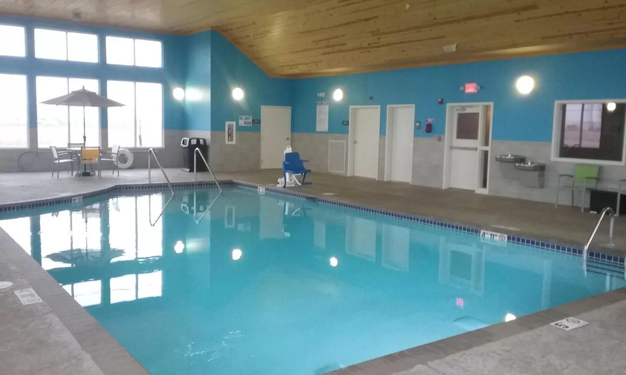 Swimming pool in Gateway Park Hotel and Suites - Sioux Falls -Tea