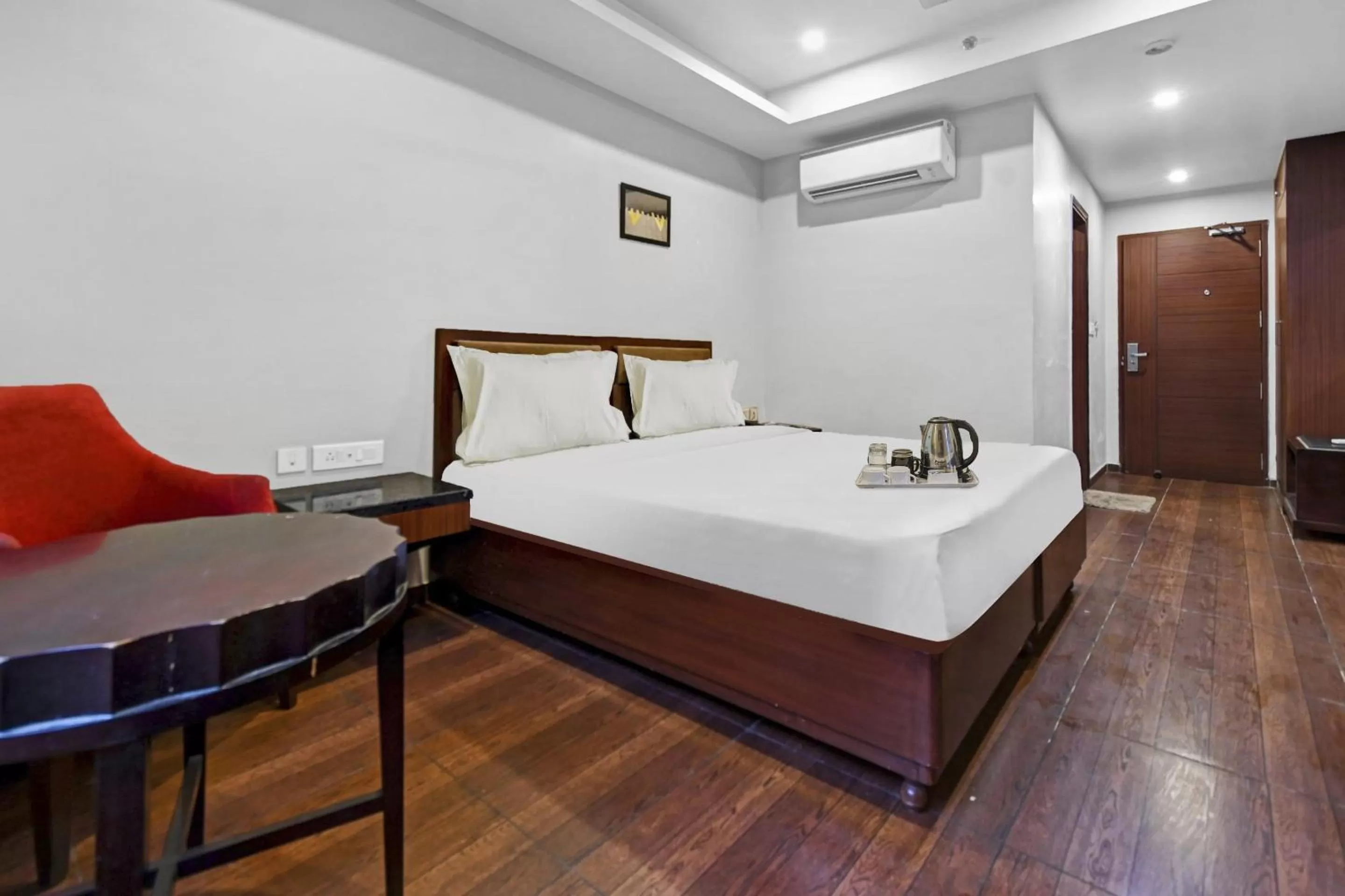 Bedroom, Bed in Super OYO Townhouse 132 Hotel The Grand