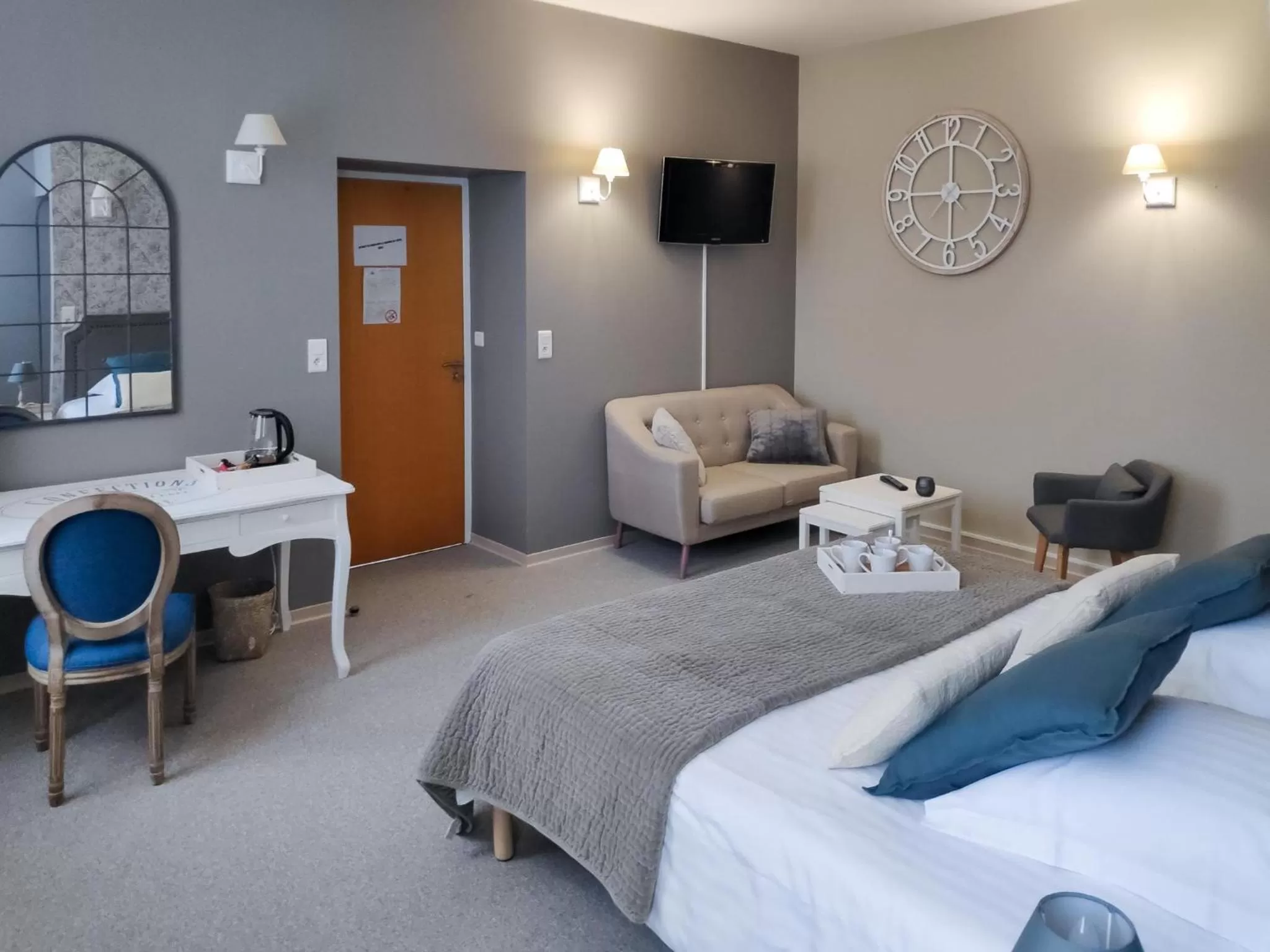 Photo of the whole room, Bed in Centre Bol Vert