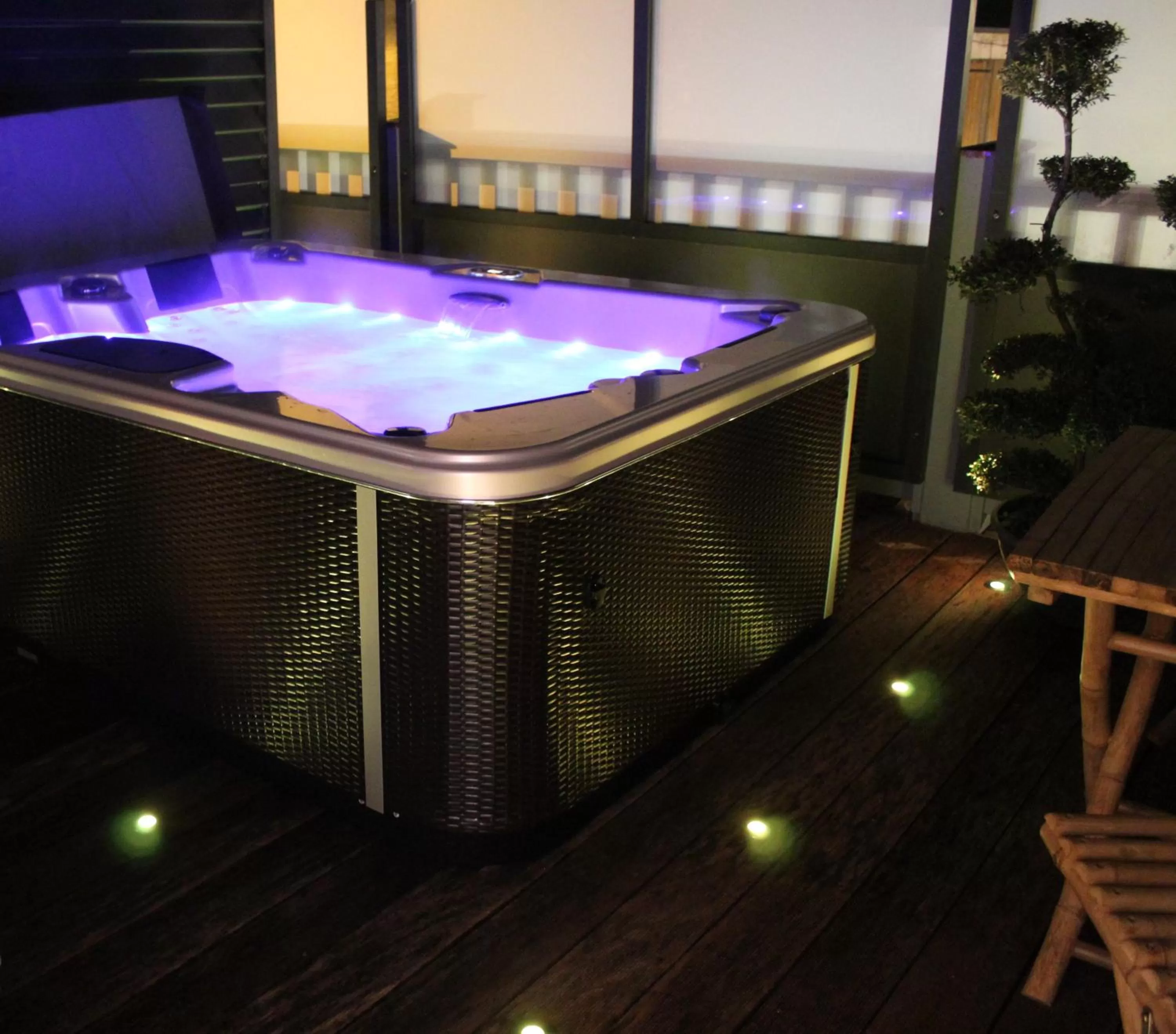 Hot Tub in Hotel et Spa Le Lion d'Or