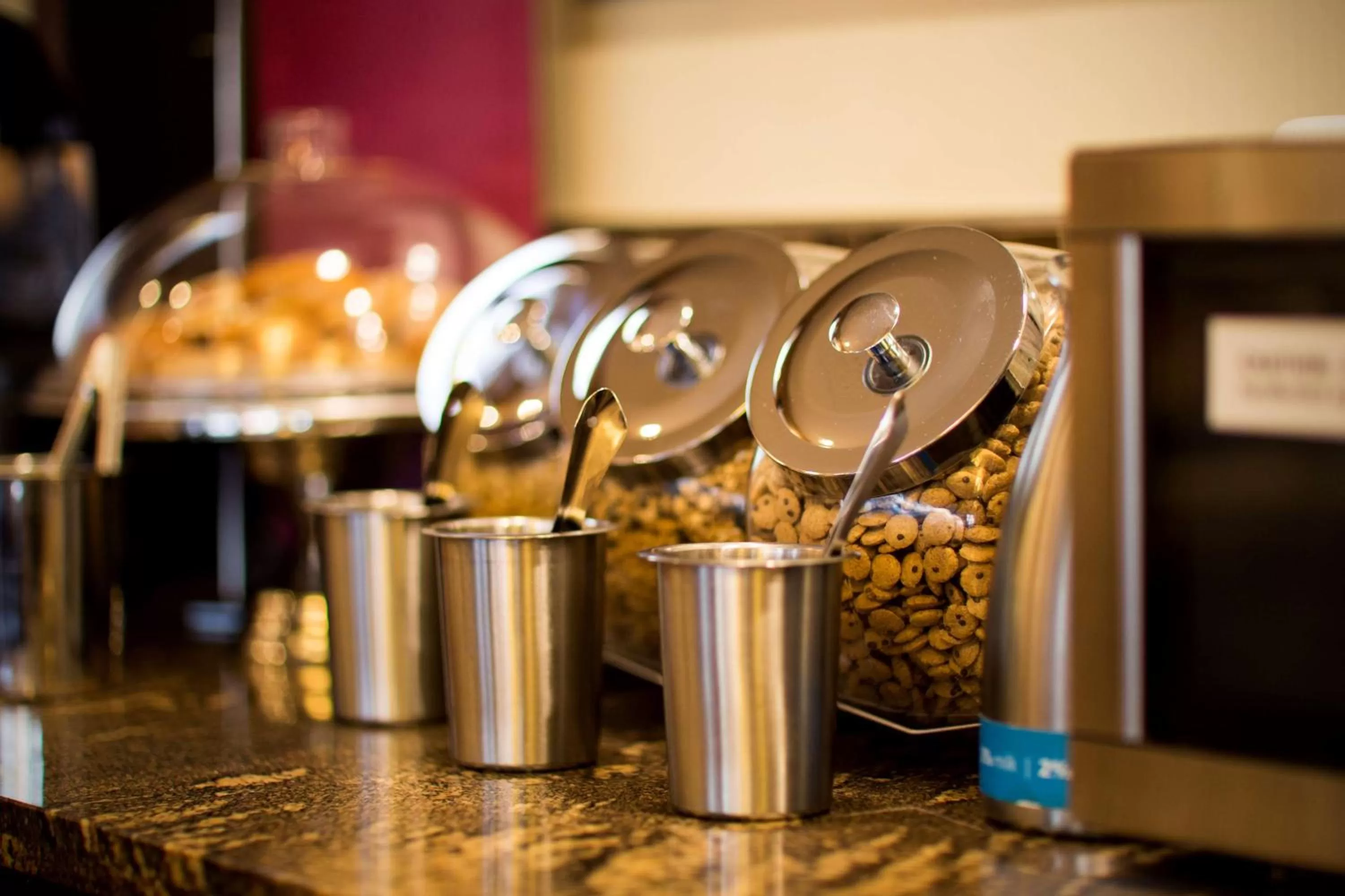 Dining area in Hampton Inn Philadelphia-Airport