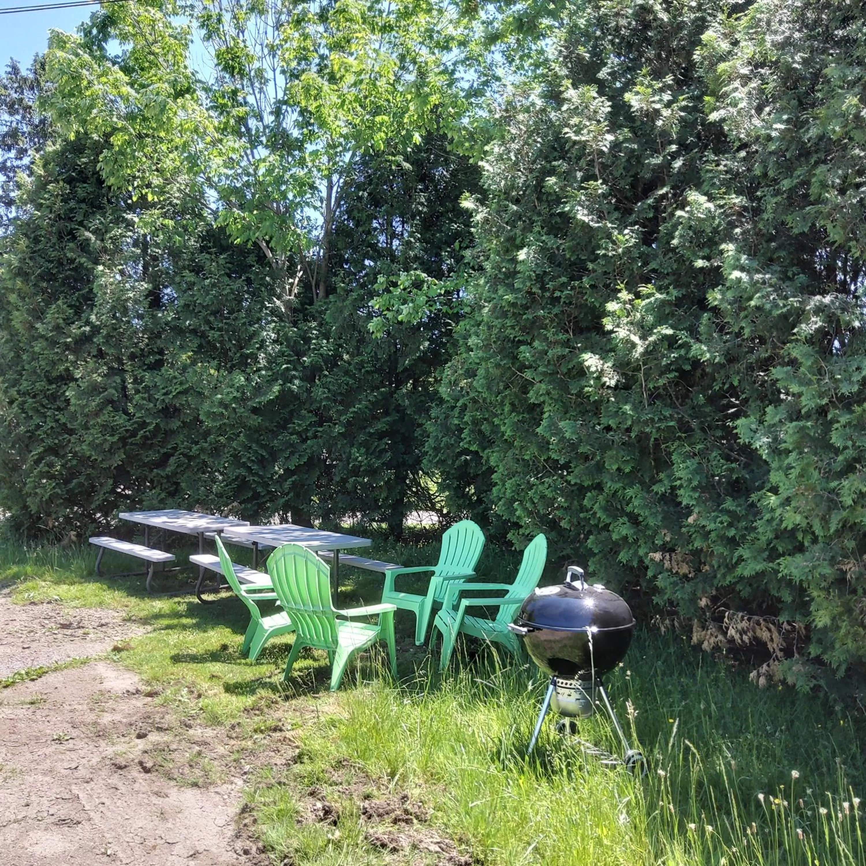 Property building in Rest Stop 6 Inn